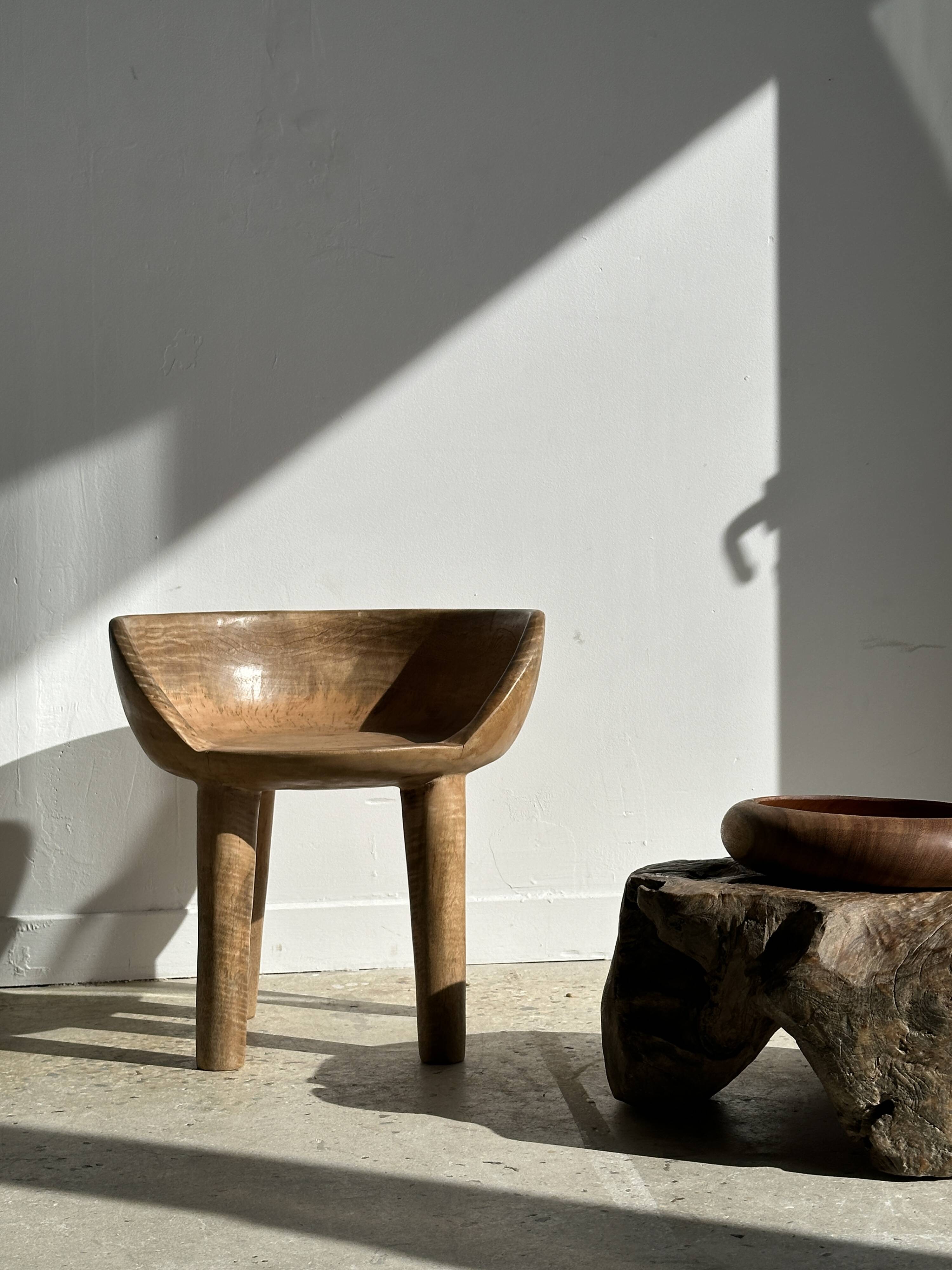 Quadripod chair with round seat and small back in natural monoxyl mango wood