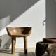 Chaise quadripode assise ronde à petit dossier en manguier naturel monoxyle