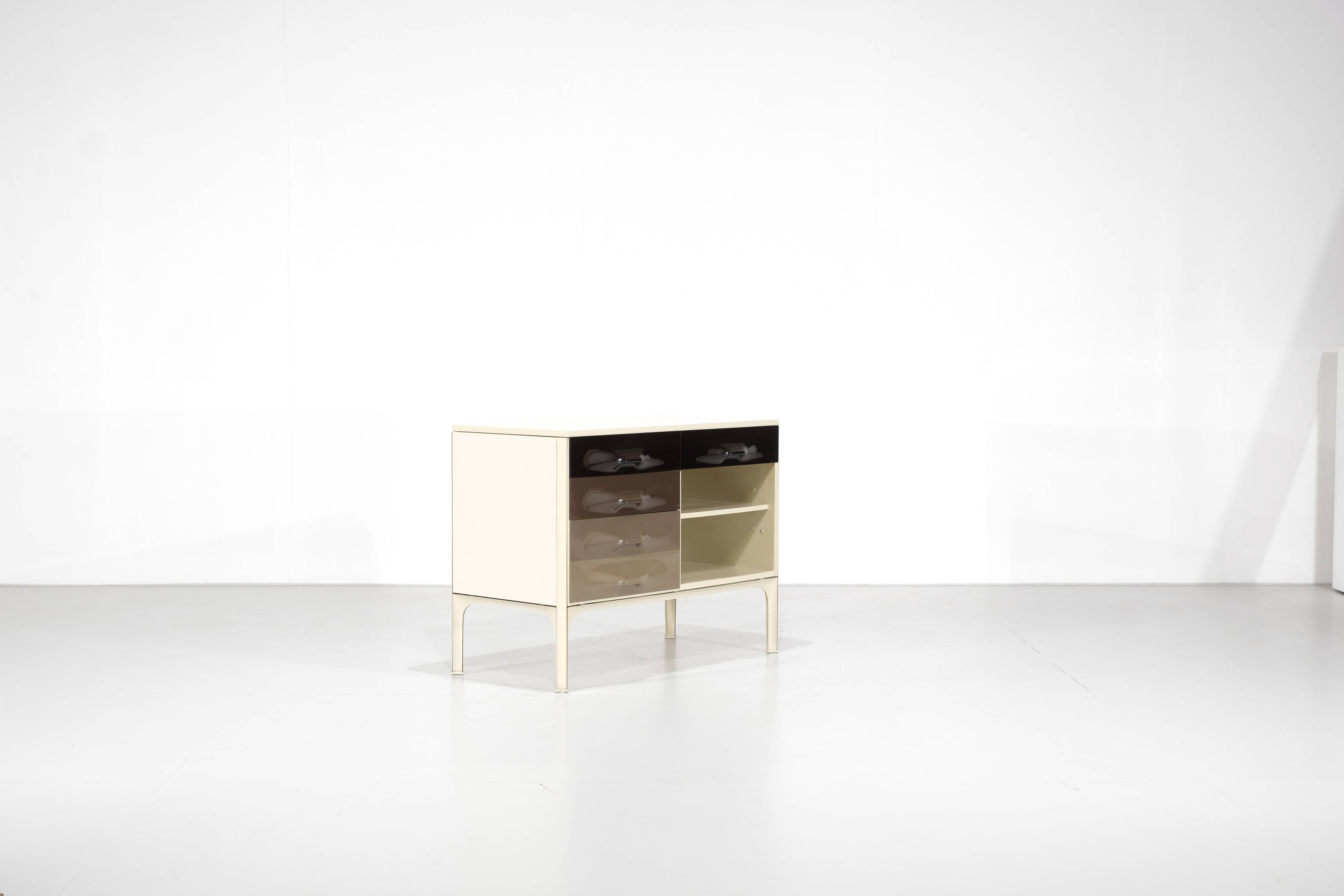 Desk "DF2000" designed by Raymond Loewy for Doubinsky Frères, France.