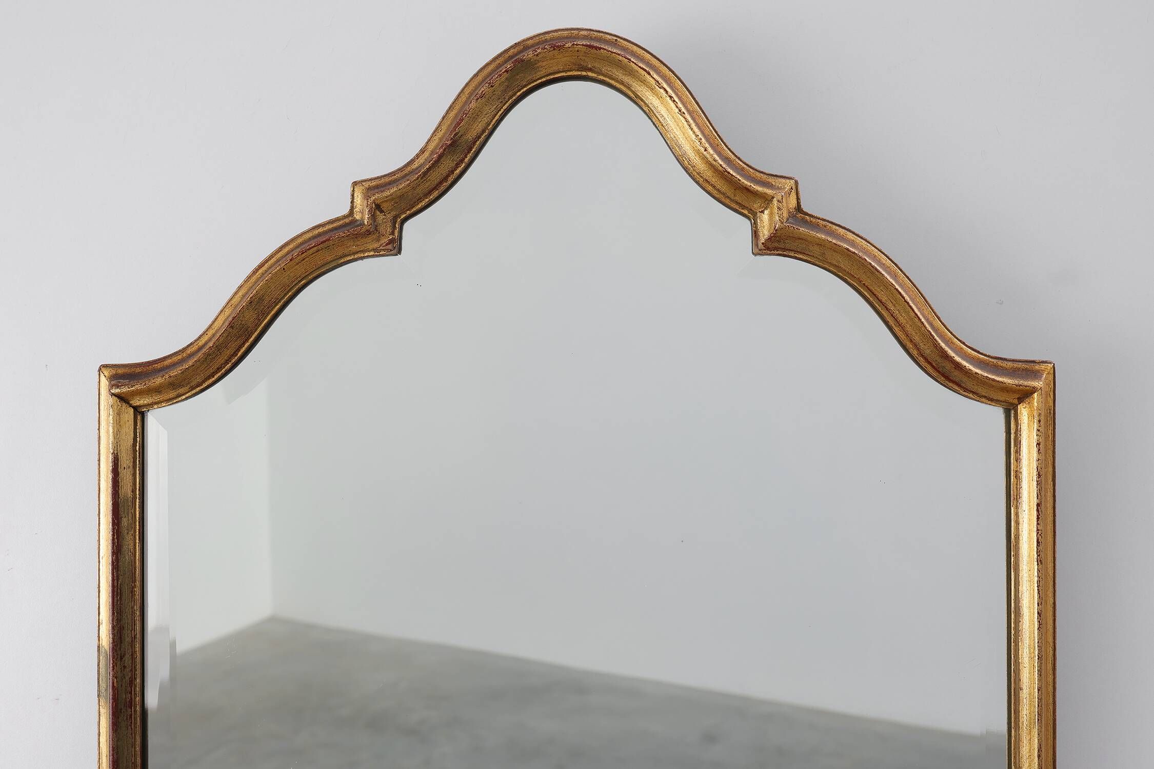 Miroir doré en arc avec sommet ogival mauresque, France, vers 1920