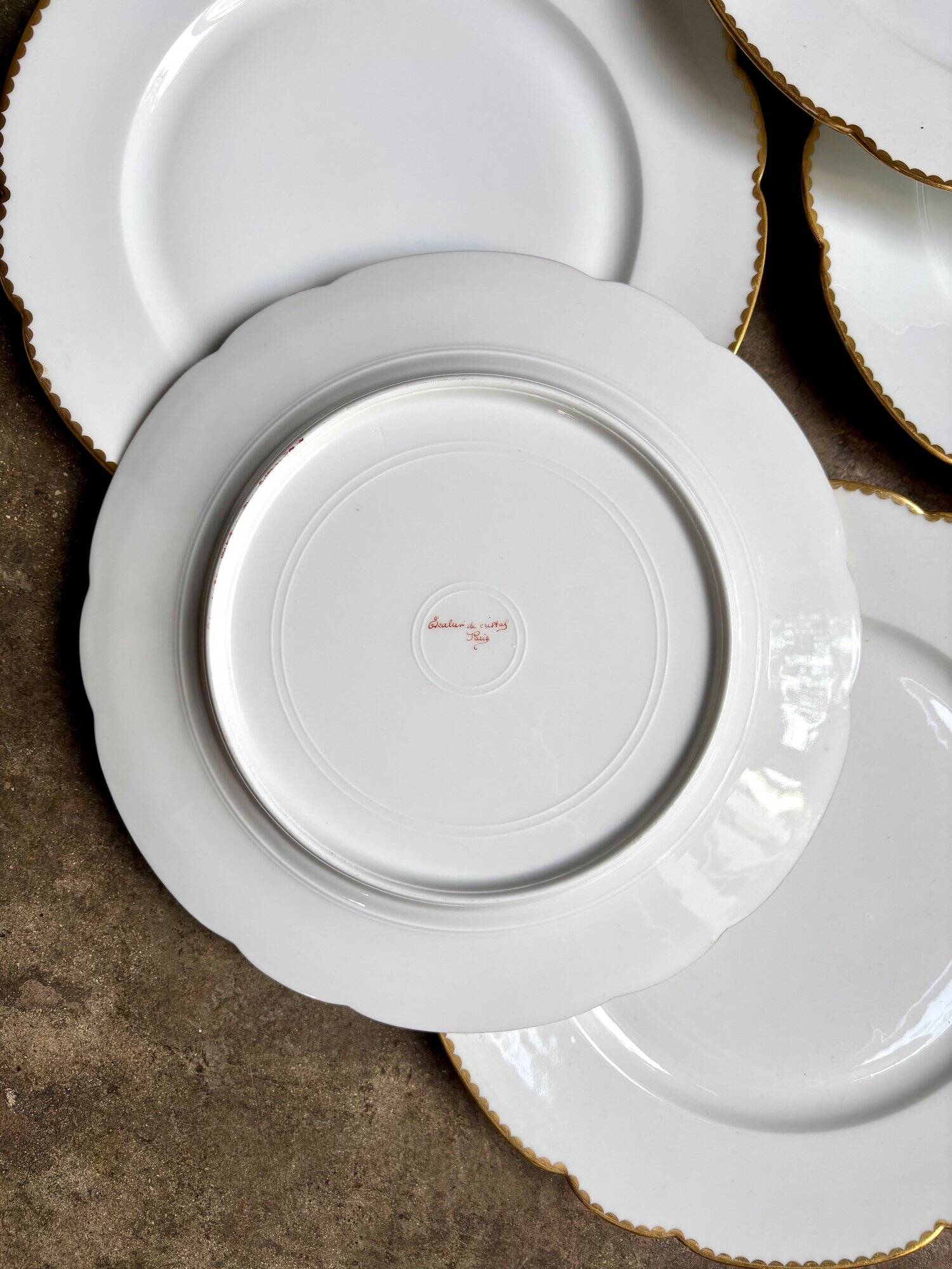 6 scalloped dinner plates in gilded and monogrammed Paris porcelain