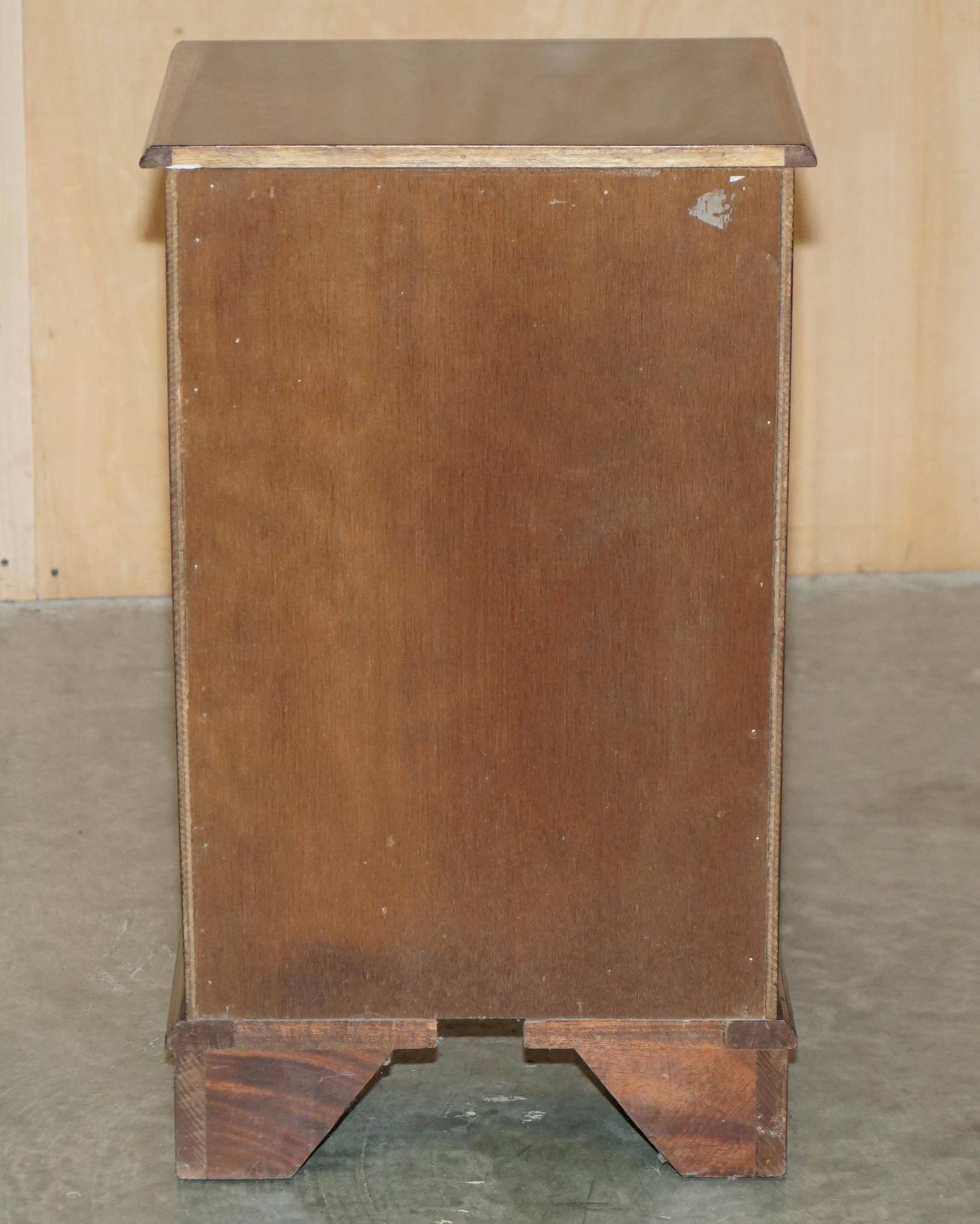 Paire de commodes françaises en bois dur flammé poli