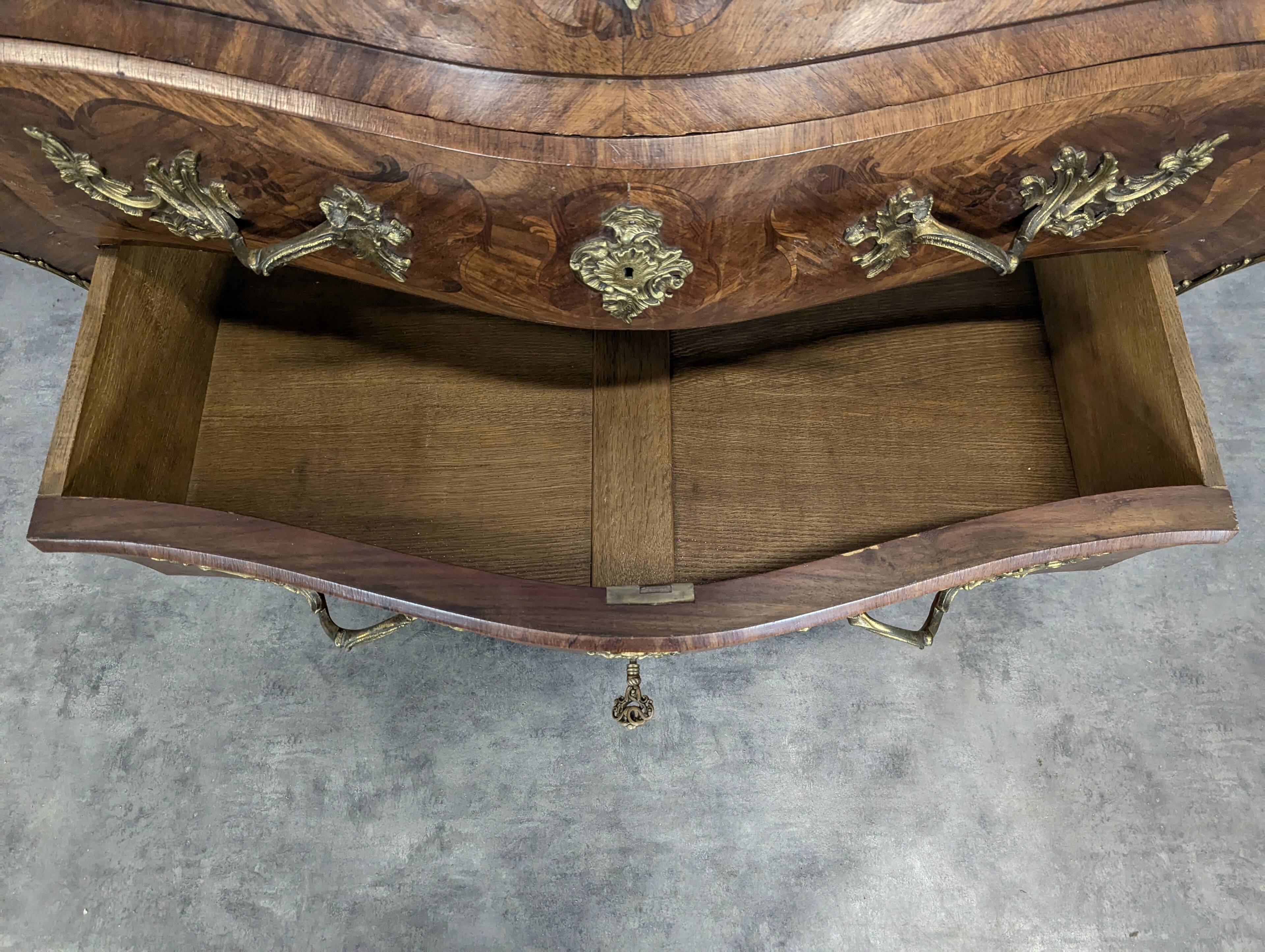 Commode tombeau de style Régence fin XIXème