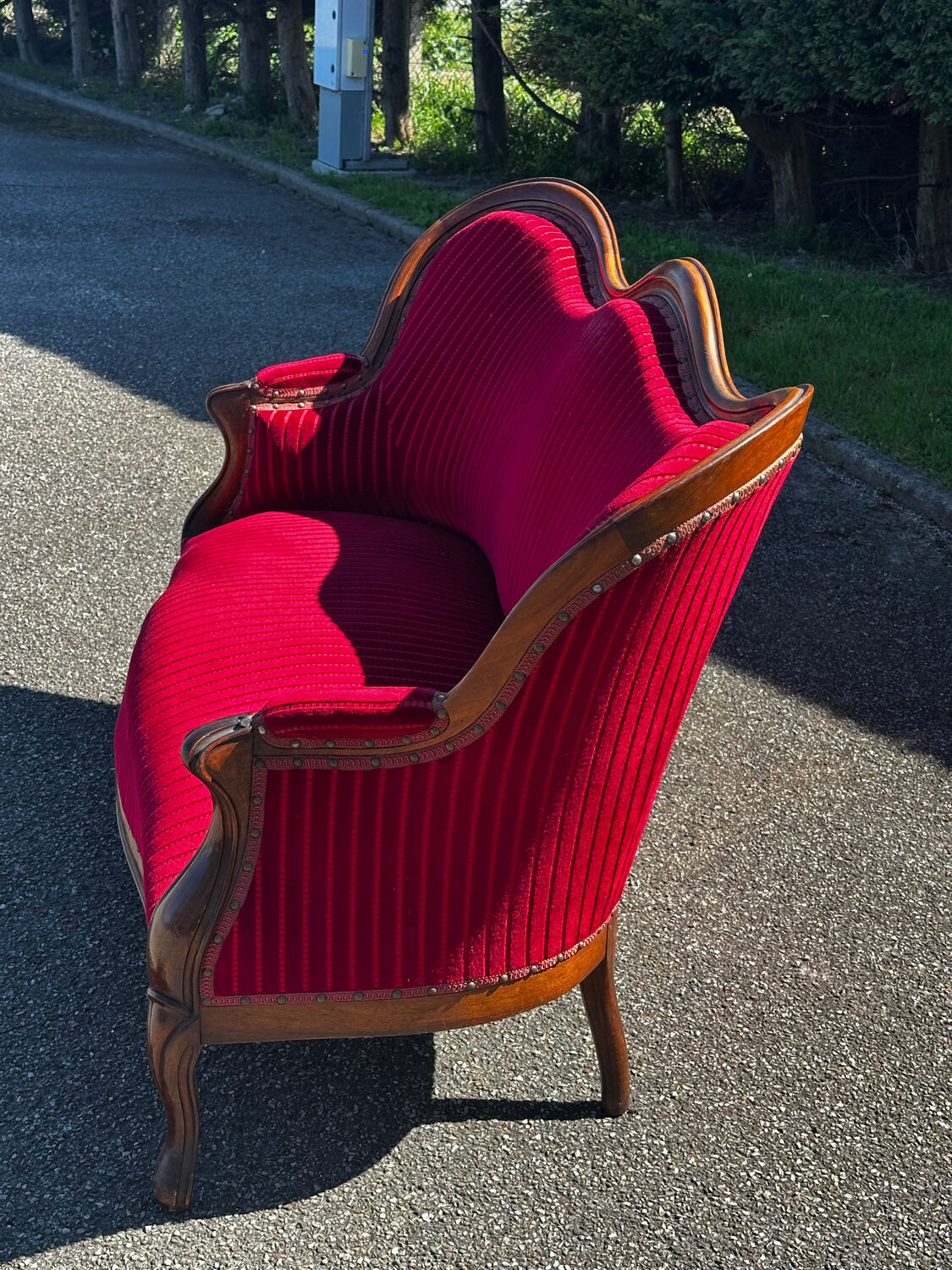 Louis XV style canapé in moulded wood – red velvet fabric – 19th century