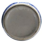 Porte-parapluies en porcelaine bleue et blanche, décor de paysage, années 1970-1990