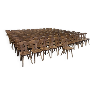 Lot de 100 chaises de chalet en bois sculpté années 60 France