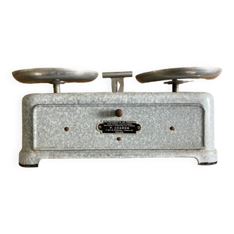 Vintage enamelled scale