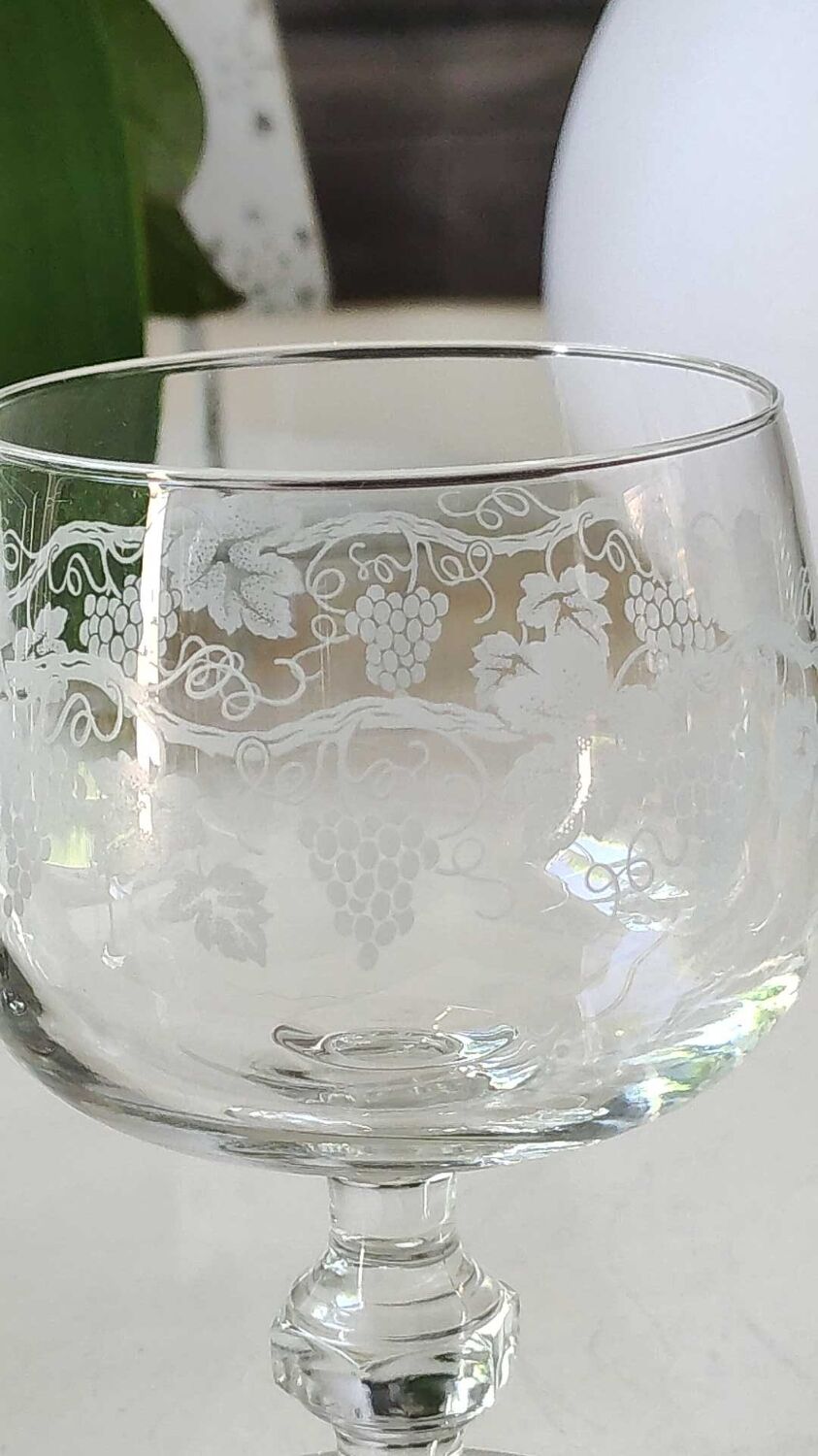 Lot 8 stemmed glasses, vine shoots patterns / Bunches of grapes in frosted glass. Vintage