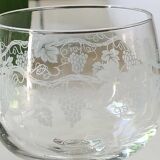 Lot 8 stemmed glasses, vine shoots patterns / Bunches of grapes in frosted glass. Vintage