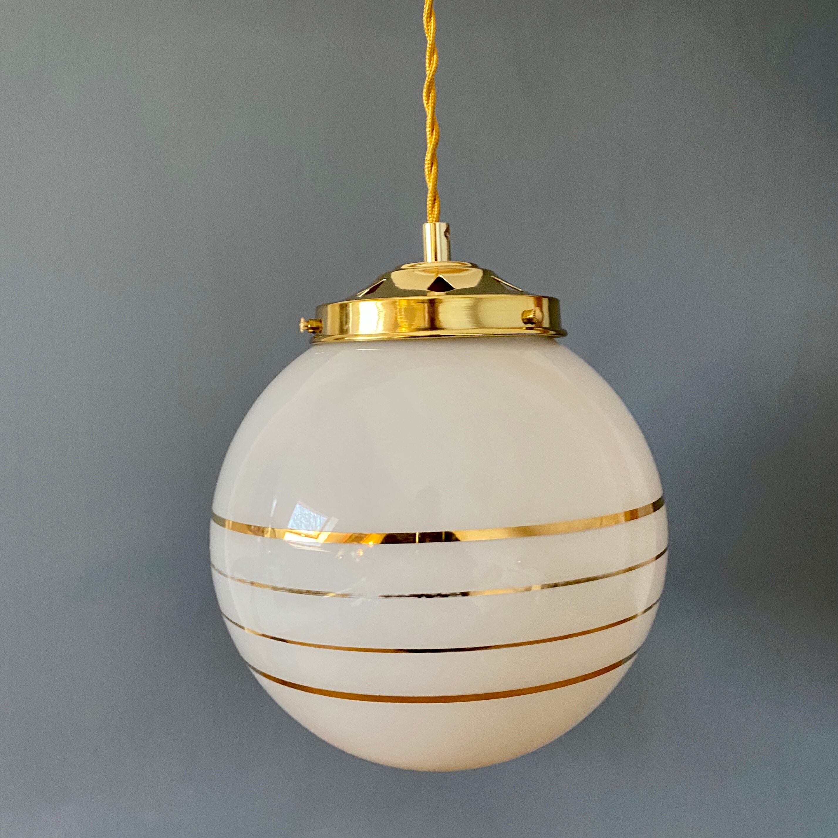Suspension globe vintage art déco en opaline blanche et dorée
