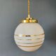 Suspension globe vintage art déco en opaline blanche et dorée