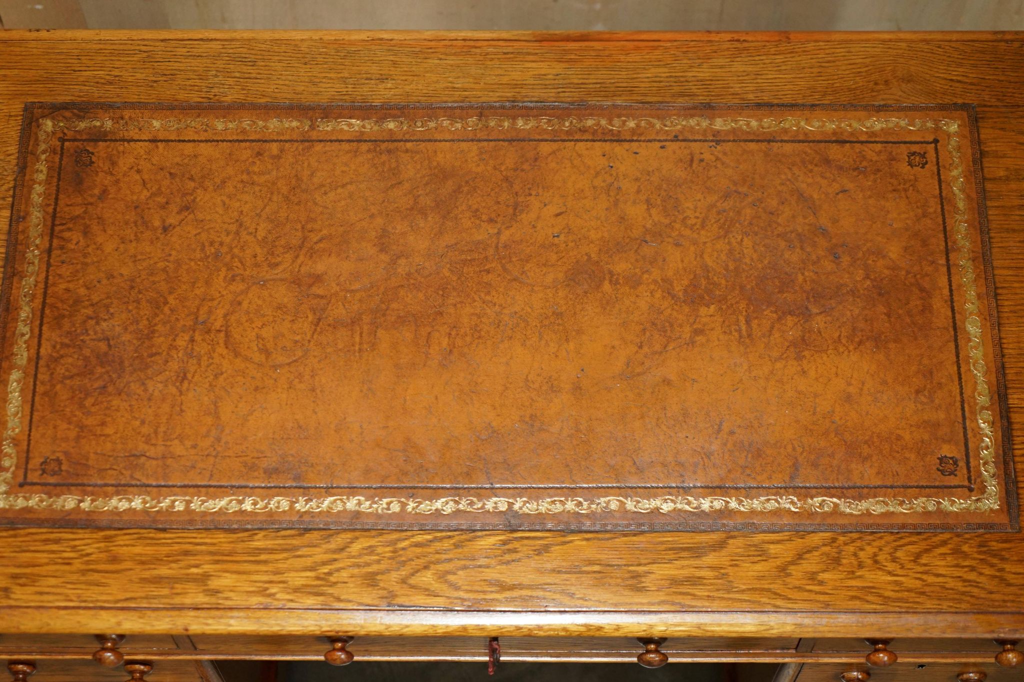 Bureau victorien en chêne miel avec cuir teint à la main