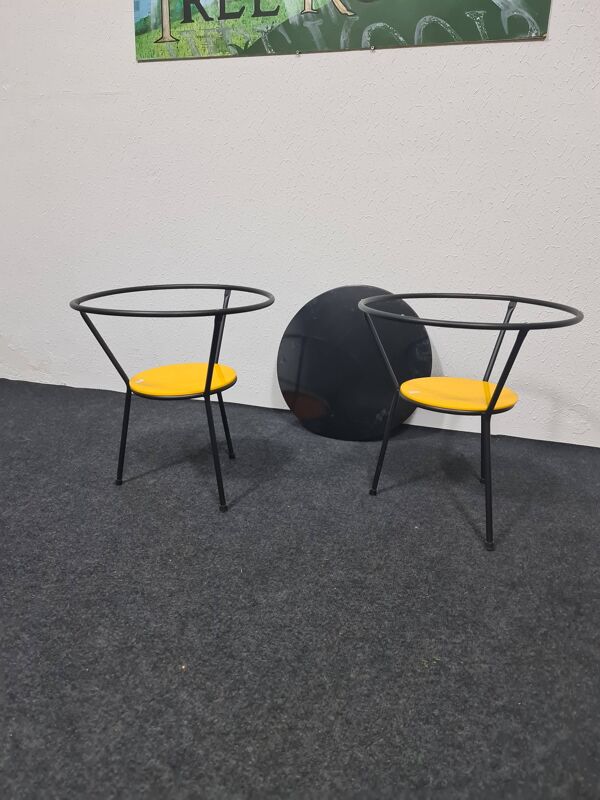 Une paire de tables d'appoint vintage avec plateau en verre.