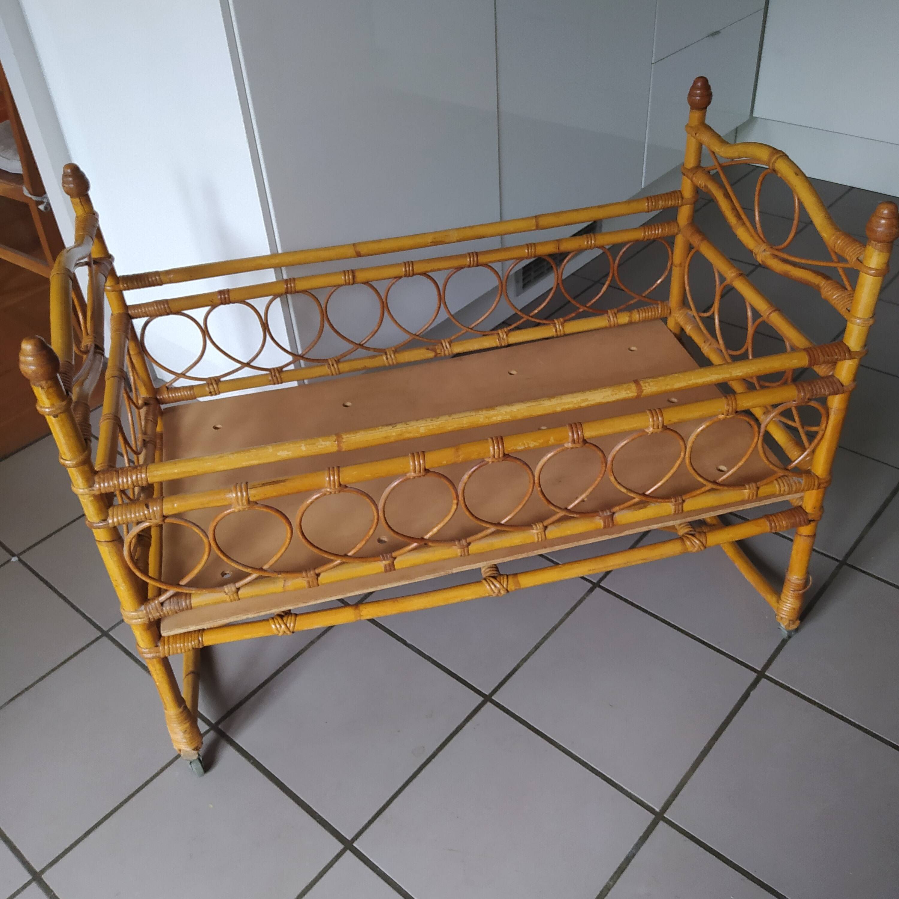 Vintage children's rattan bed from the 50s/60s