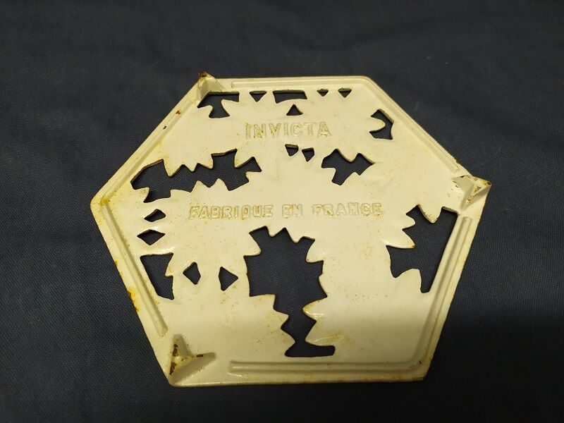 Flat-bottomed white flowers metal patina vintage old