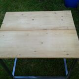 Jolie table, ou console, au piétement en métal brossé et plateau sapin.