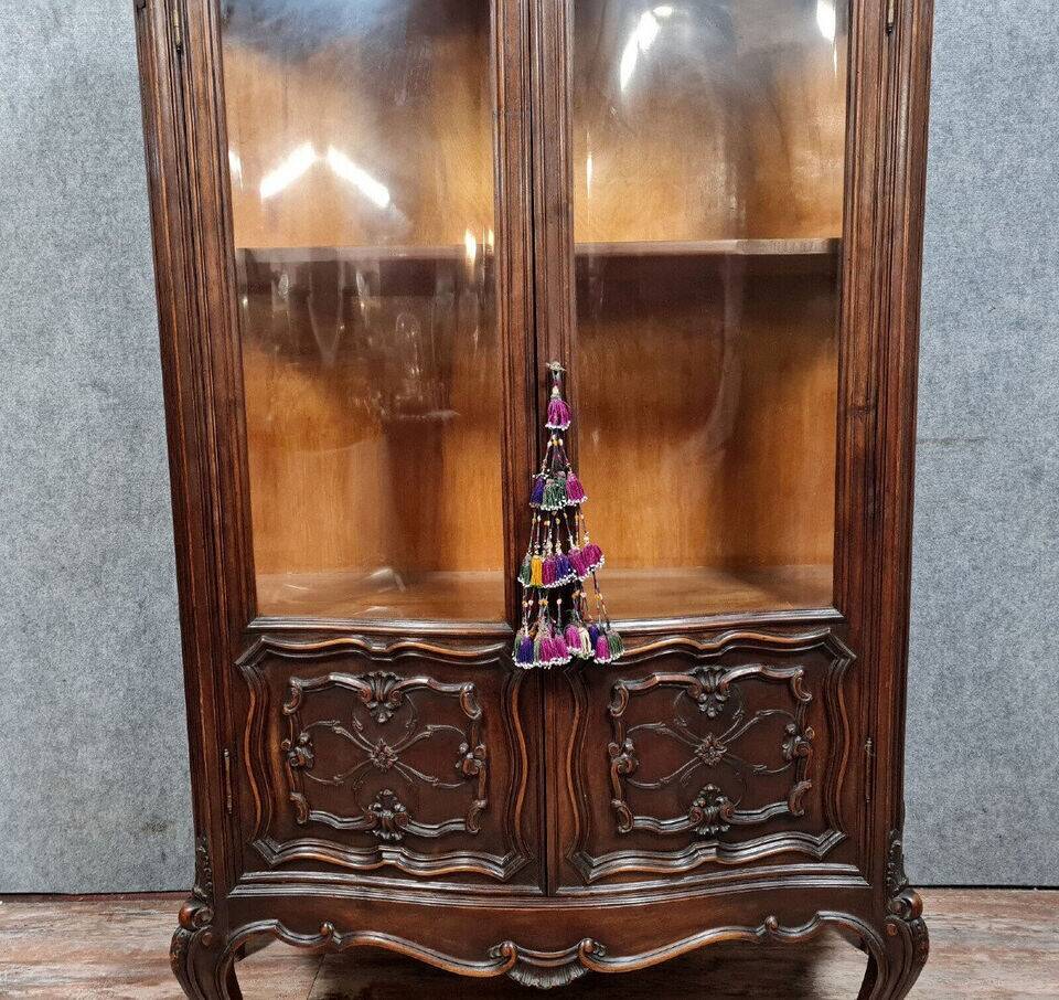 Bibliothèque galbée et vitrée style Louis XV en noyer massif vers 1880-1900