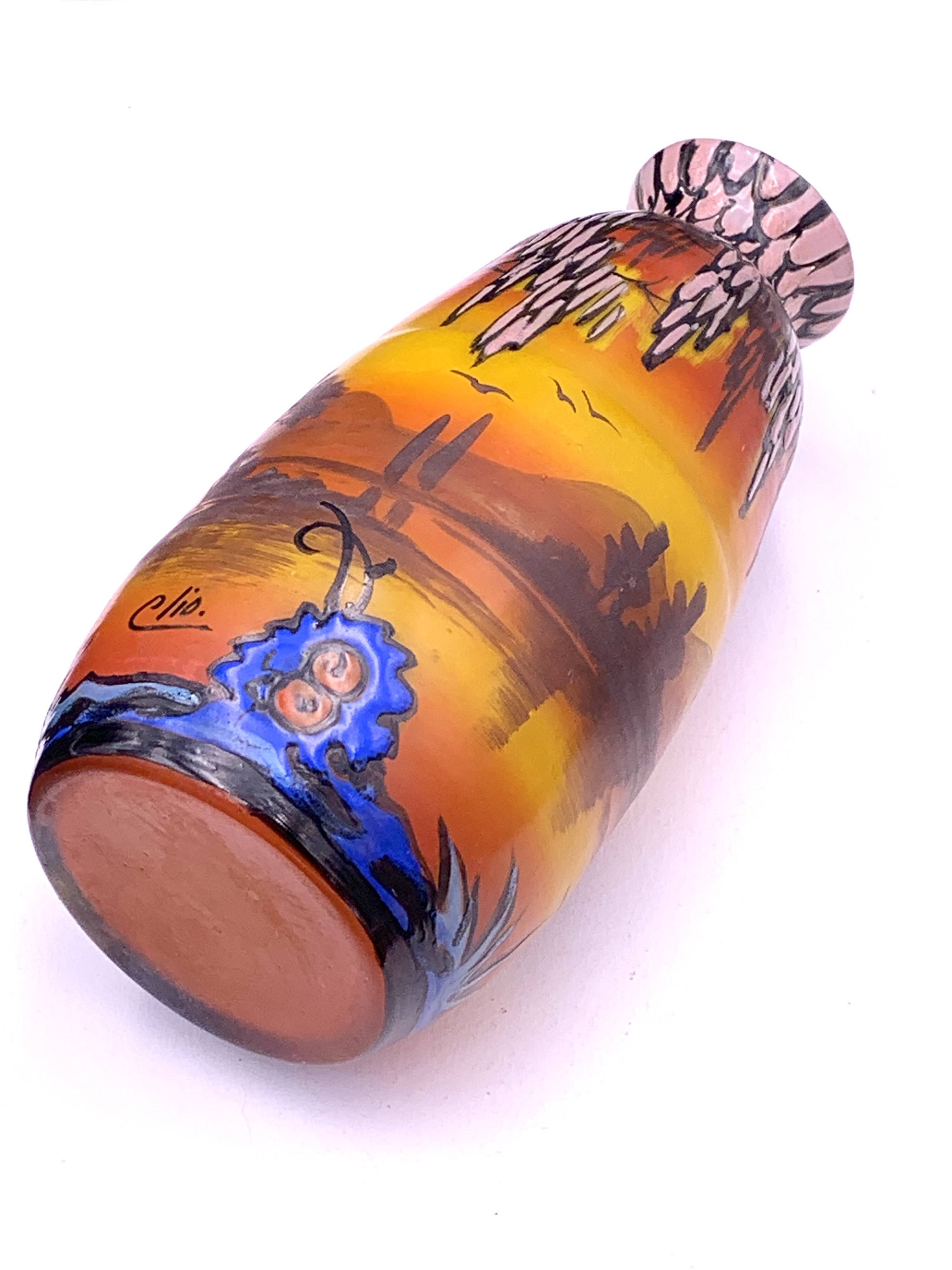 Vase Art Déco en verre peint et émaillé, signé Clio, circa 1920