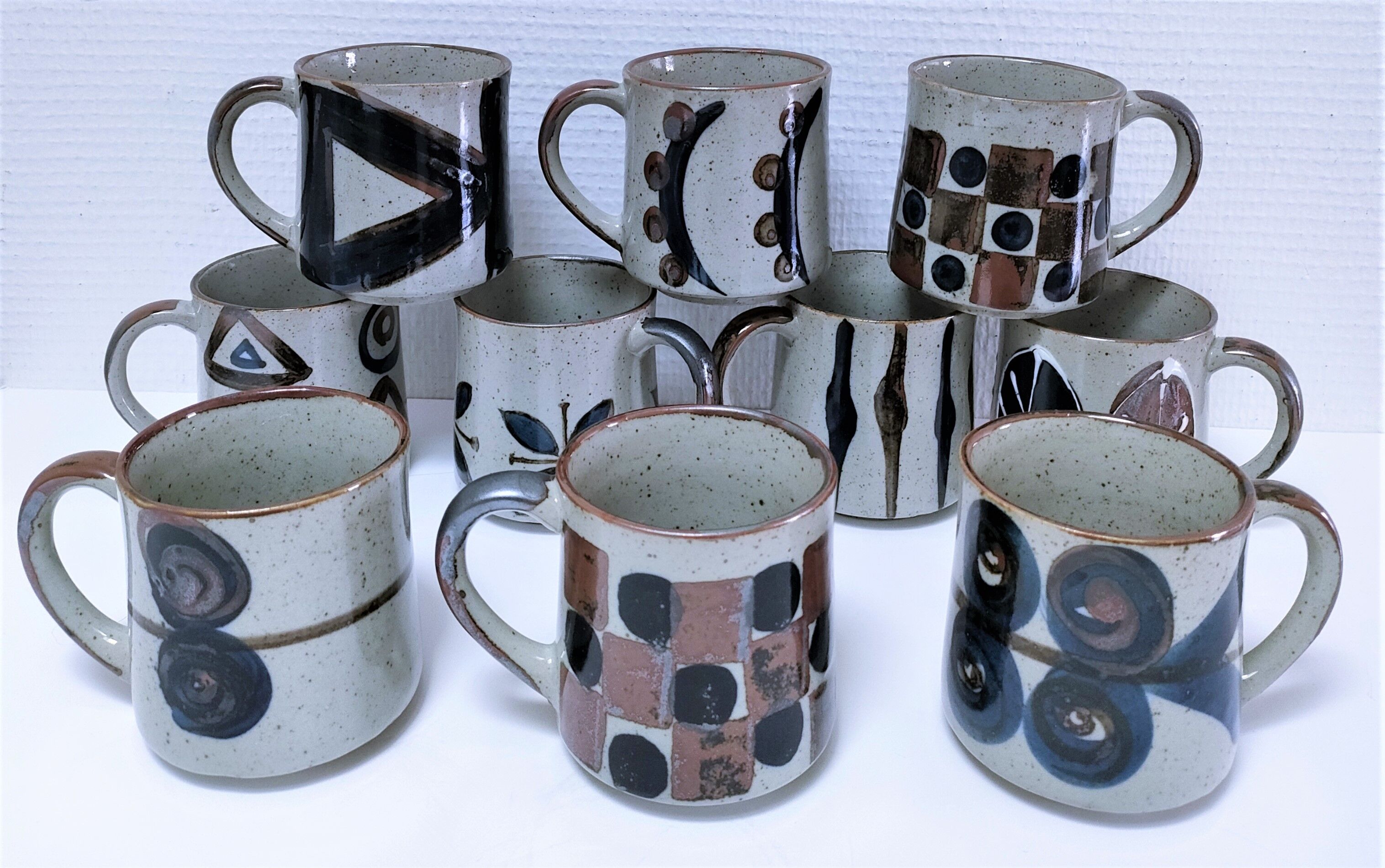 Dix mugs en grès émaillé décors bleu et ocre design années 80