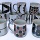 Dix mugs en grès émaillé décors bleu et ocre design années 80