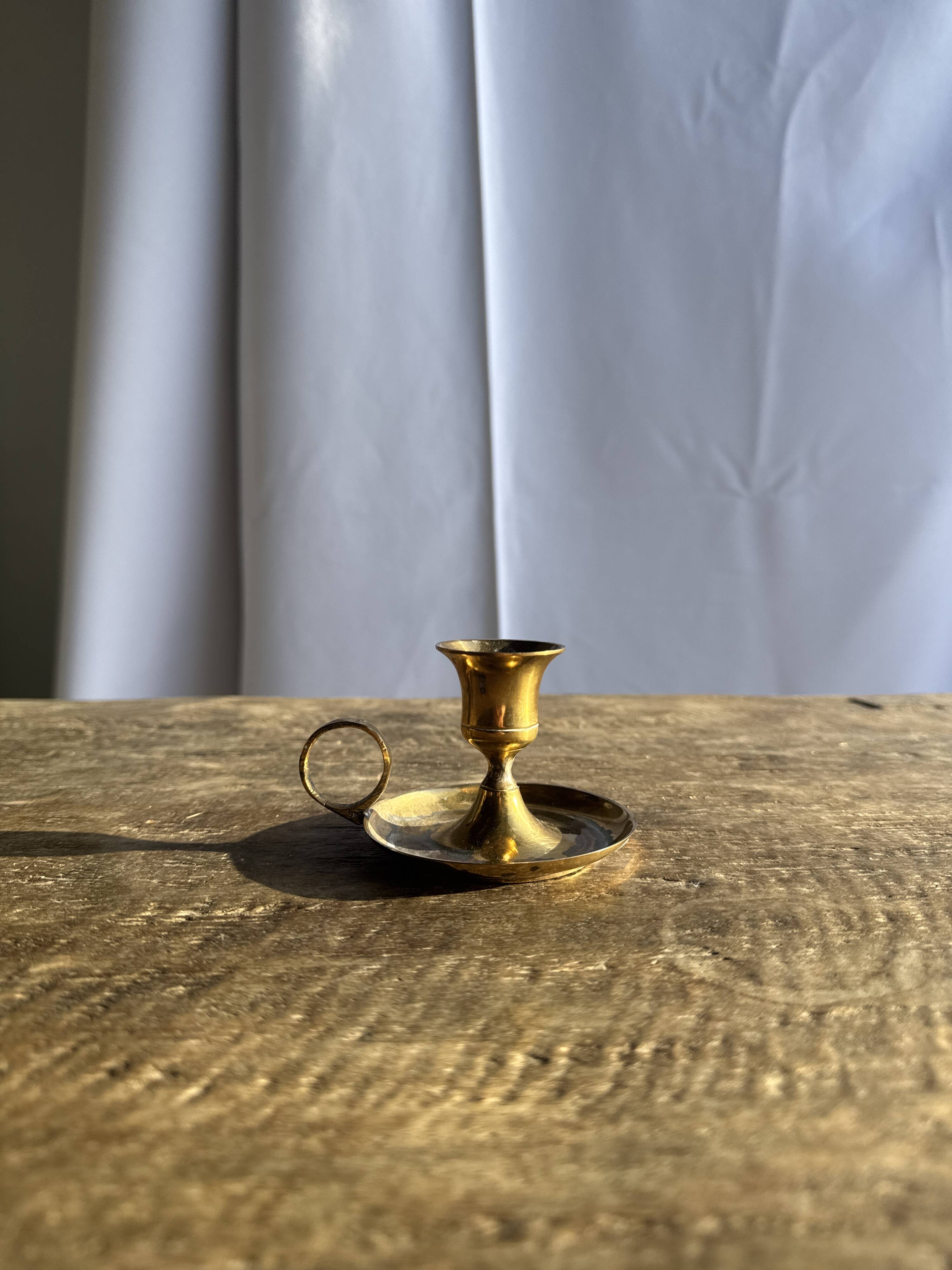 Small golden hand candlestick with a round loop handle D8 H6.5