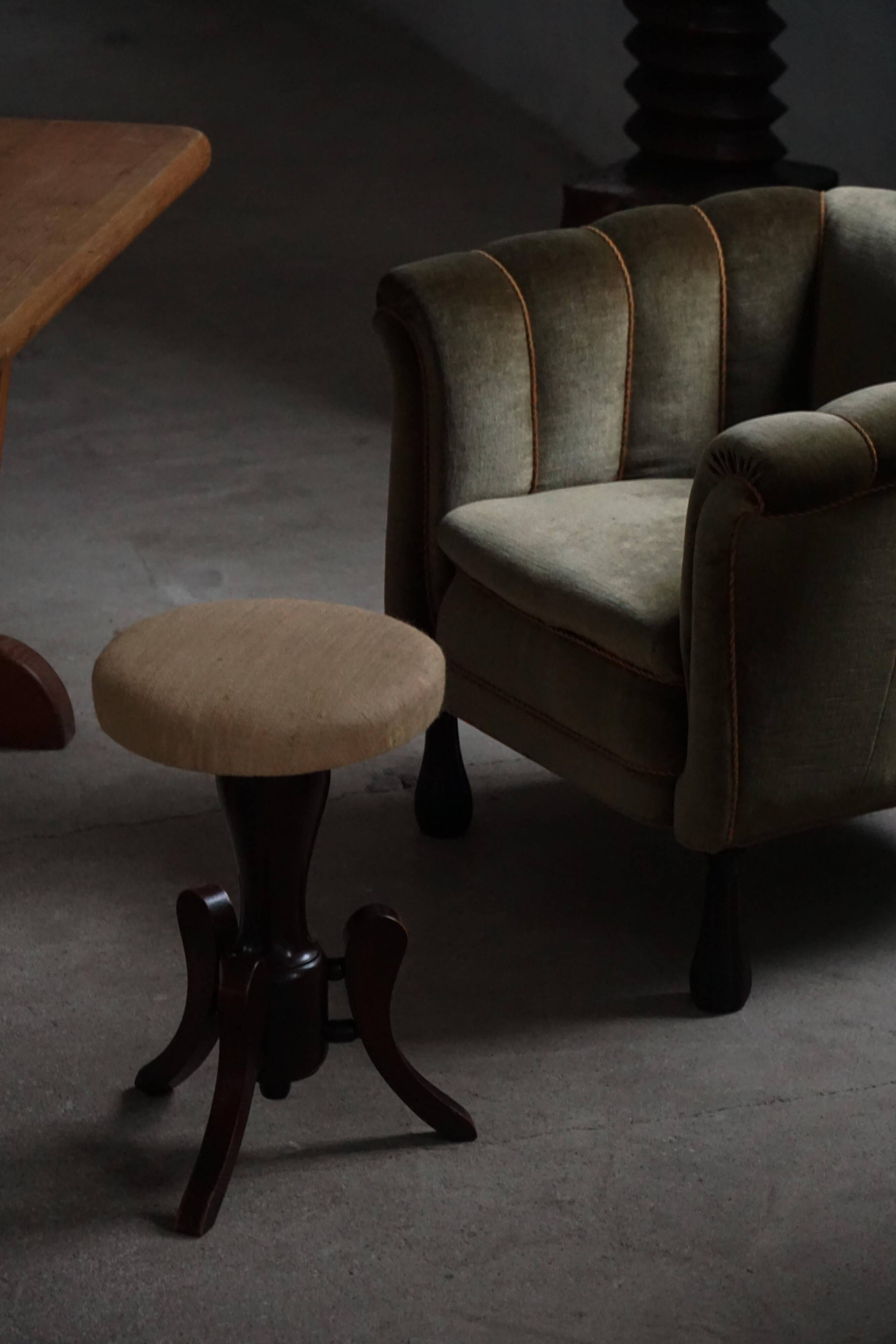 Adjustable Victorian-style piano stool with a jute fabric seat, early 20th century.