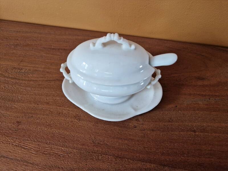 Mustard pot in the shape of a soup tureen made of German or French porcelain.