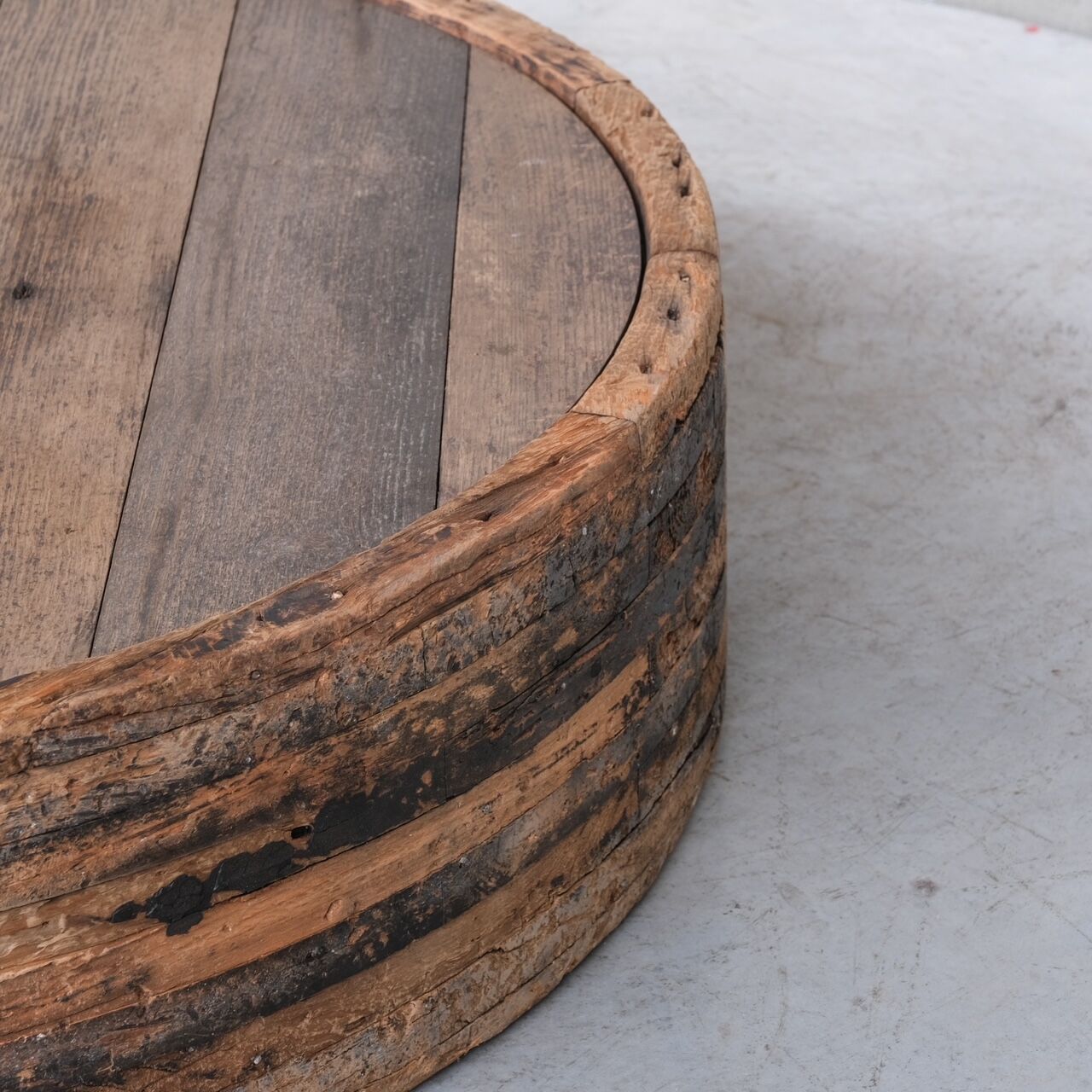Table basse en bois brutaliste primitive Français milieu du siècle