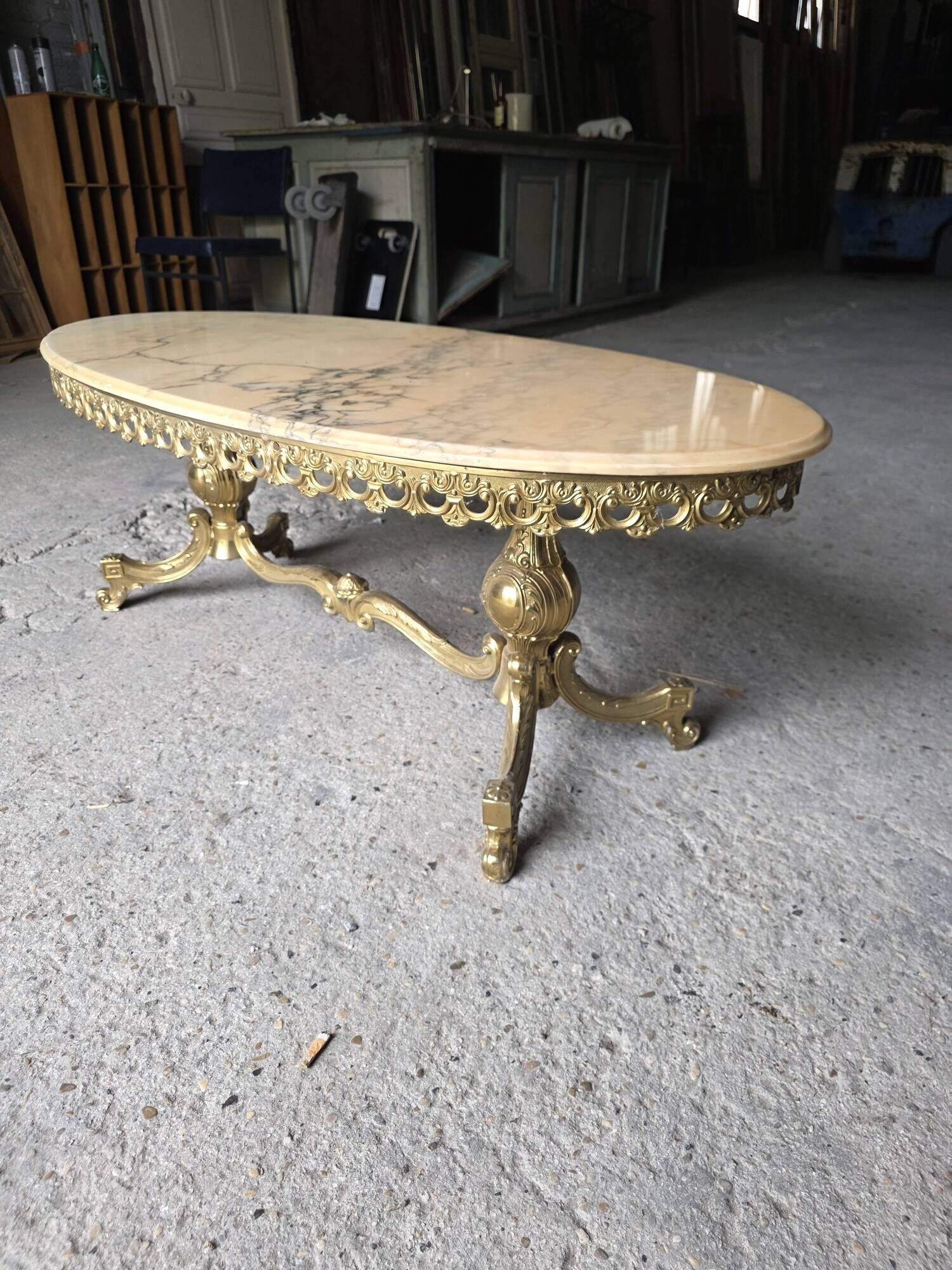 Table basse en bronze et marbre années 1960