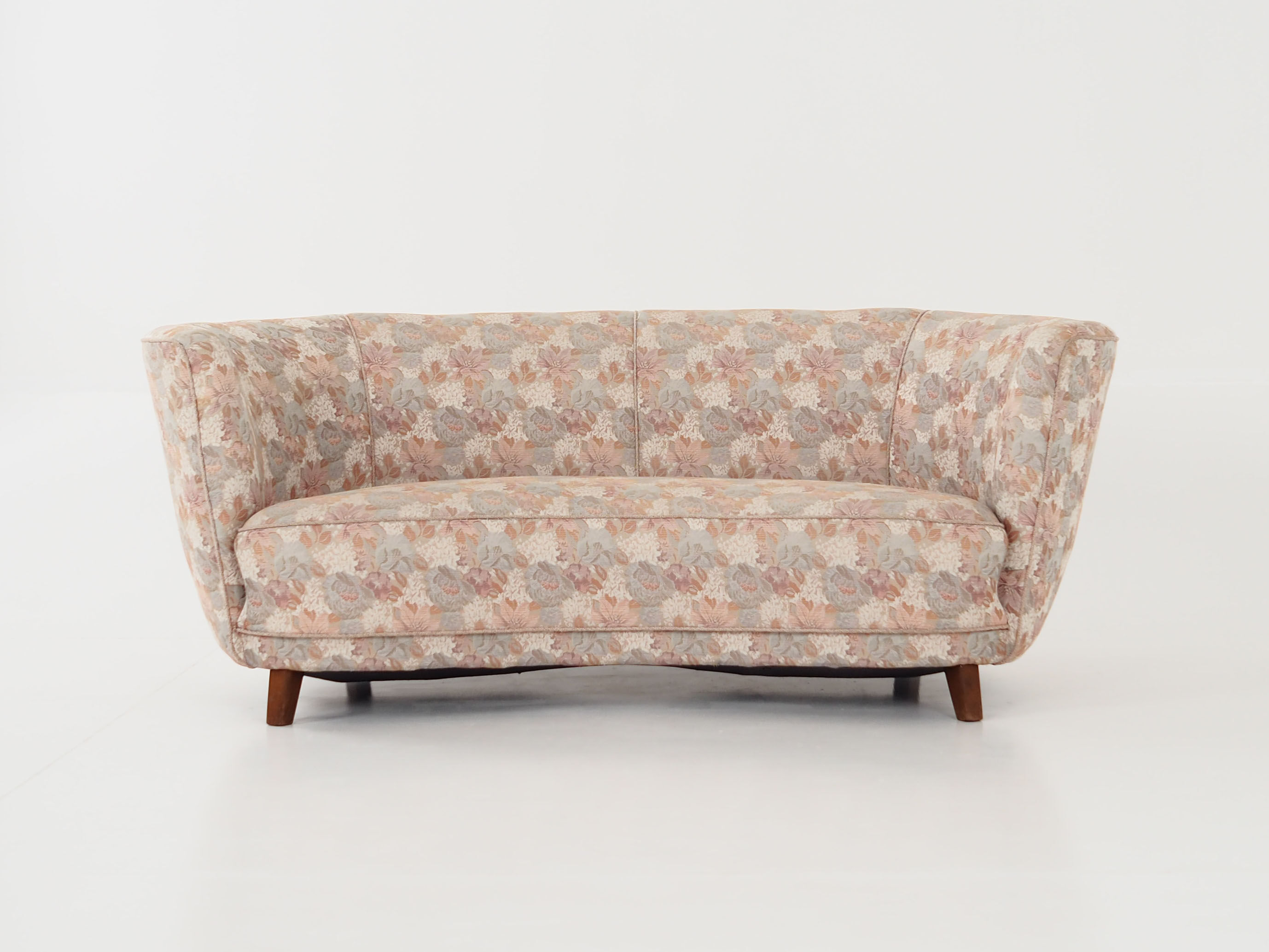 Banana-shaped sofa 1970s design