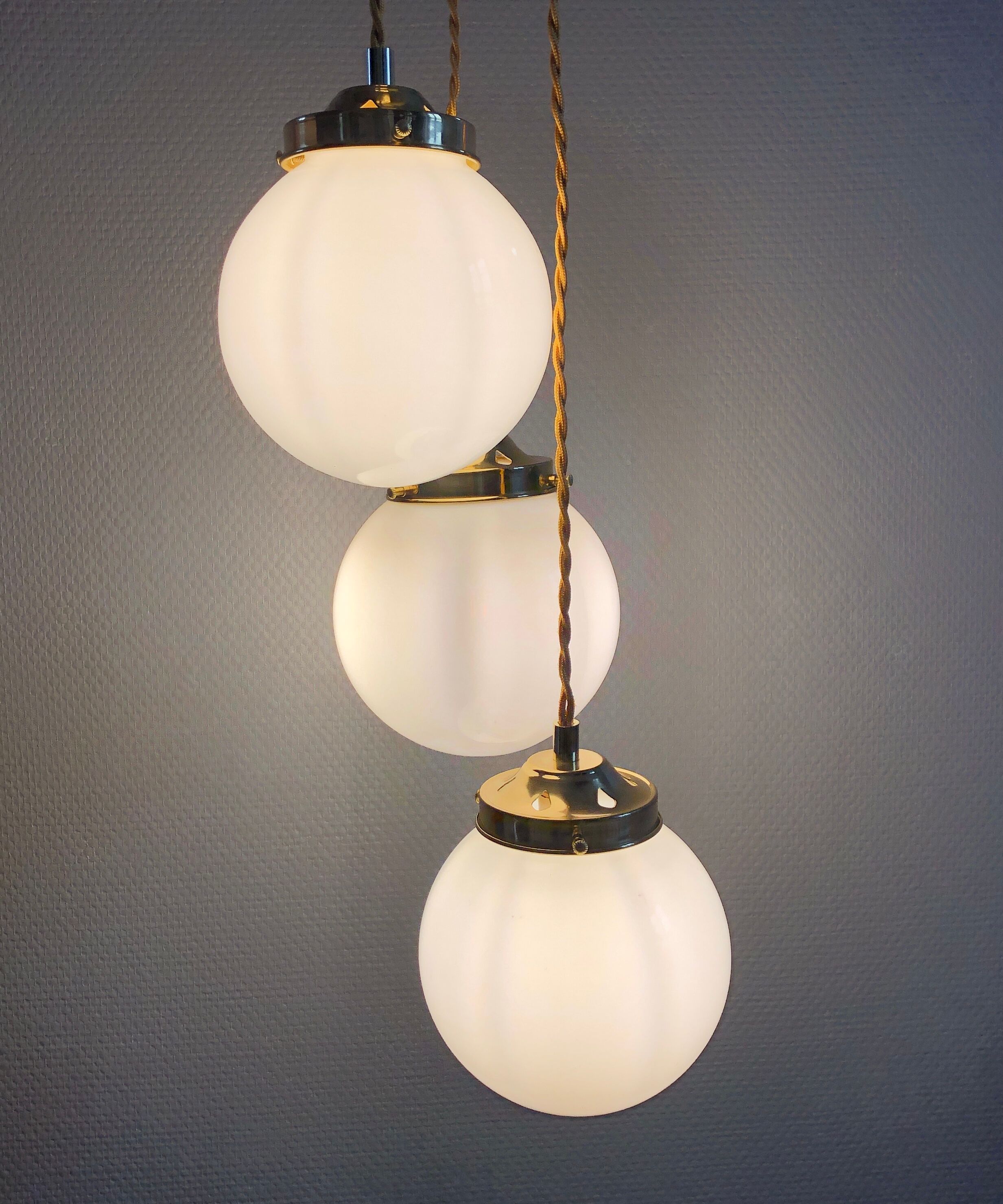 Three-light cascade suspension, vintage globes in white opaline