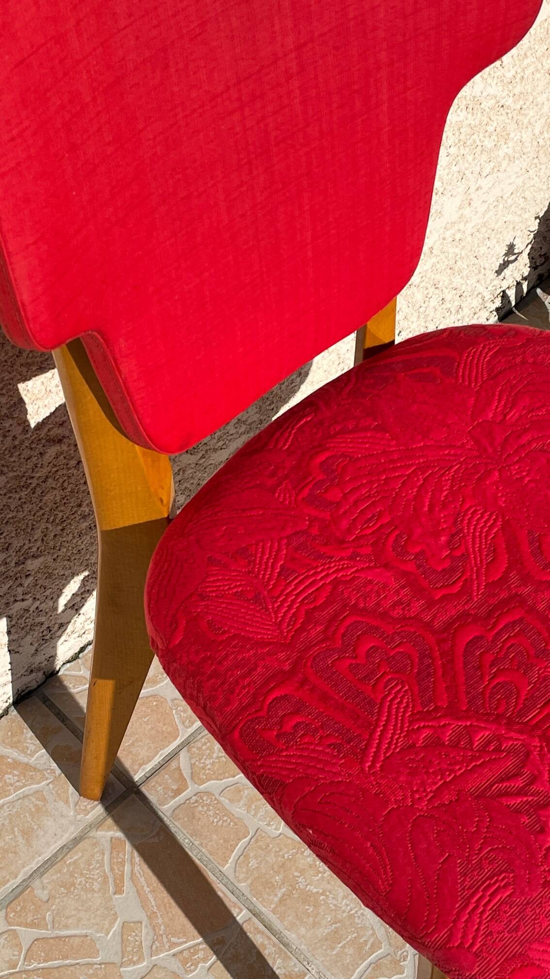 Chaise rétro vintage rouge graphique