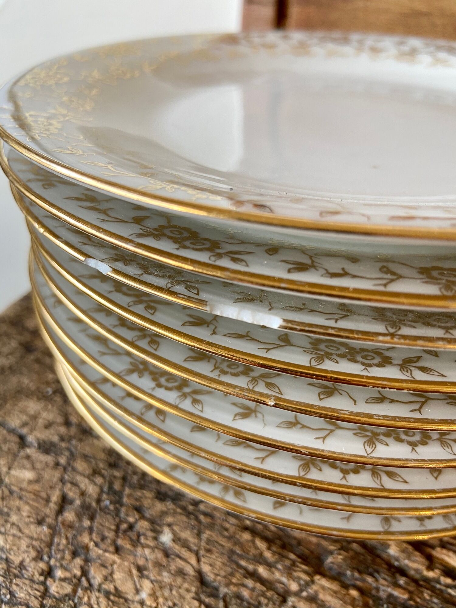 Set of 9 dessert plates in white and gold porcelain