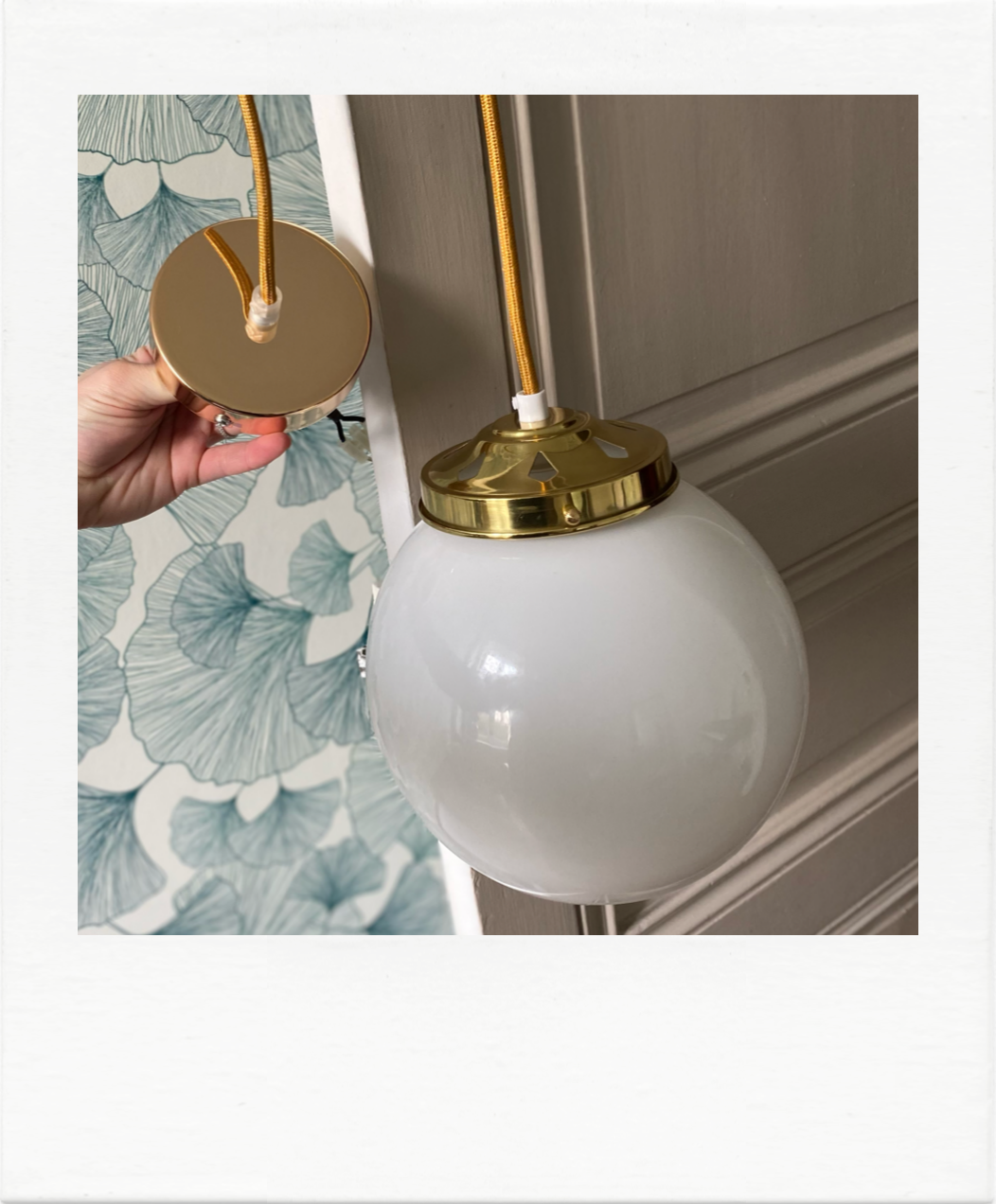 Suspension globe vintage opaline et doré