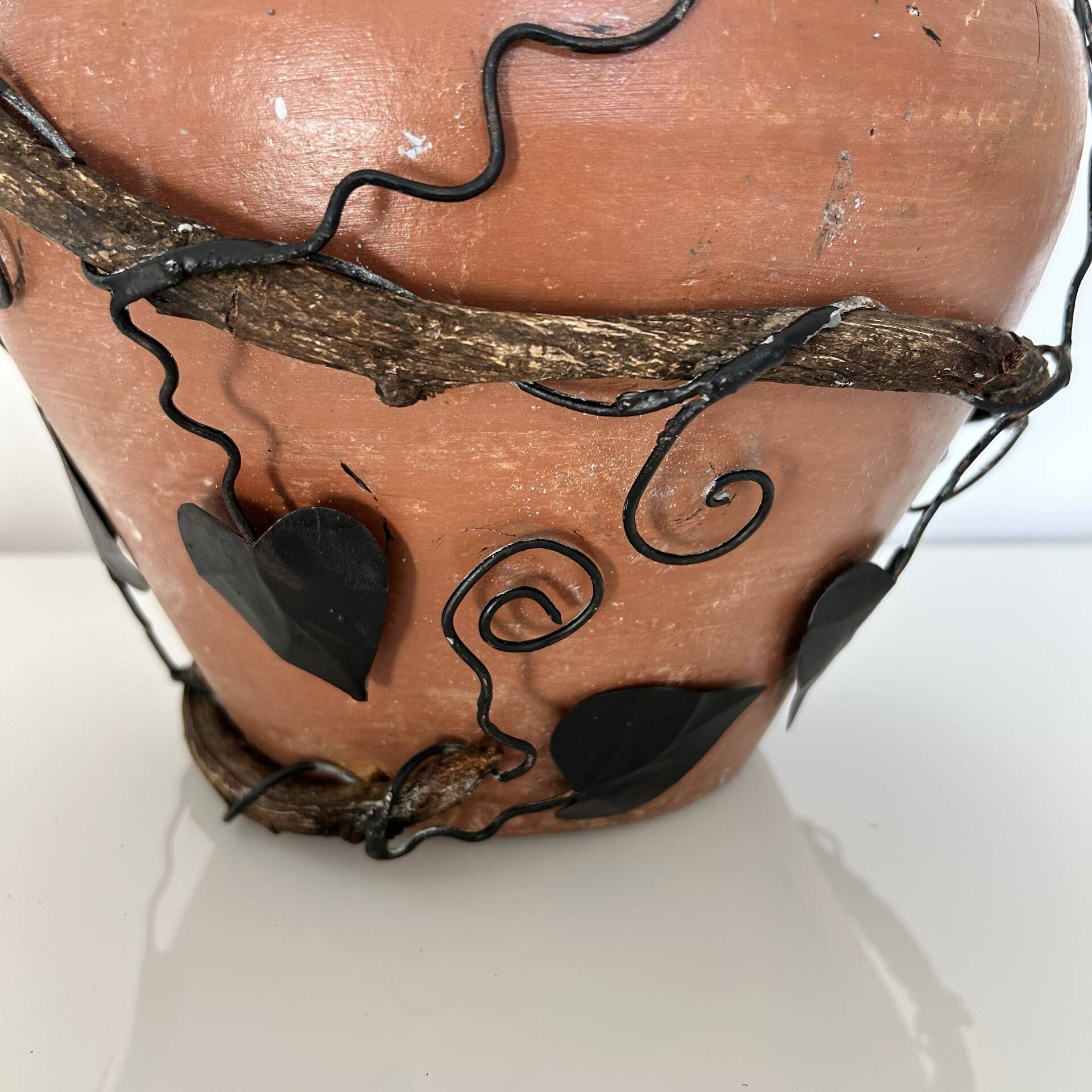 Decorative pot holder in wrought iron and wood