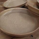 6 assiettes plates à rebords en grès
