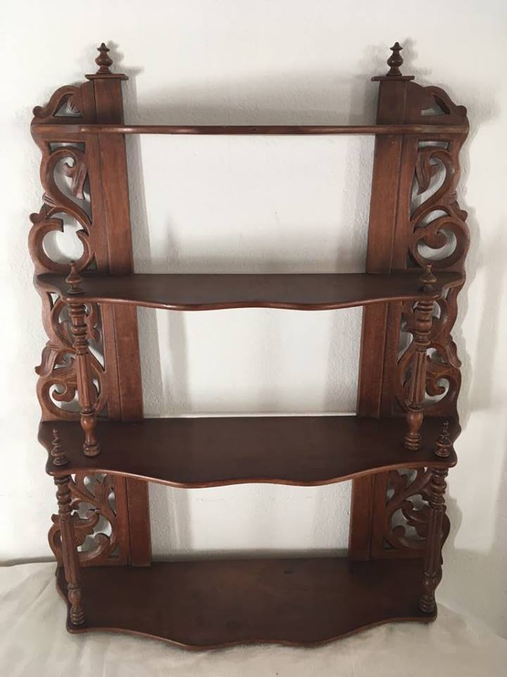 Shelf wood at four levels to volutes