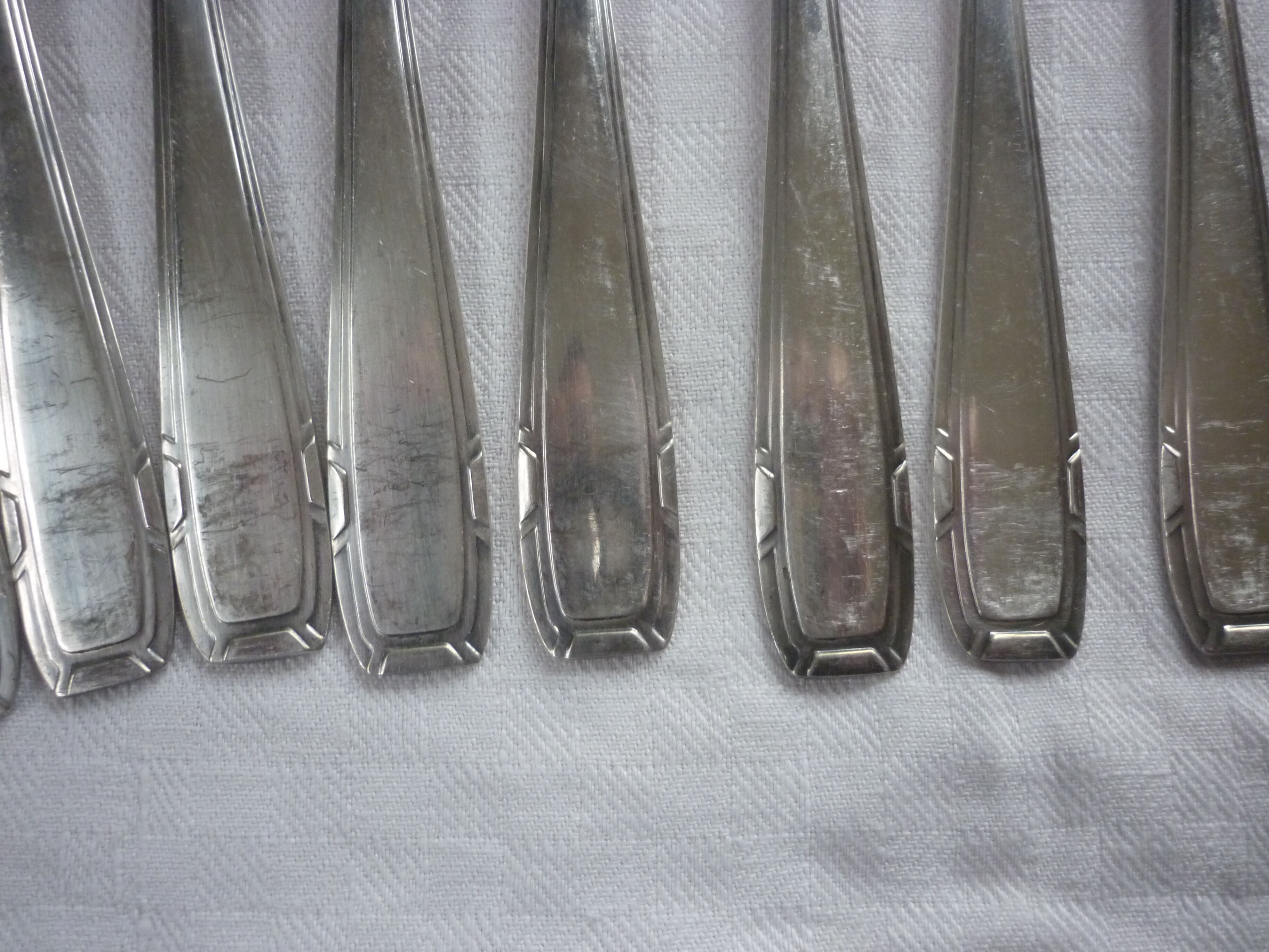 12 forks a silver metal cake