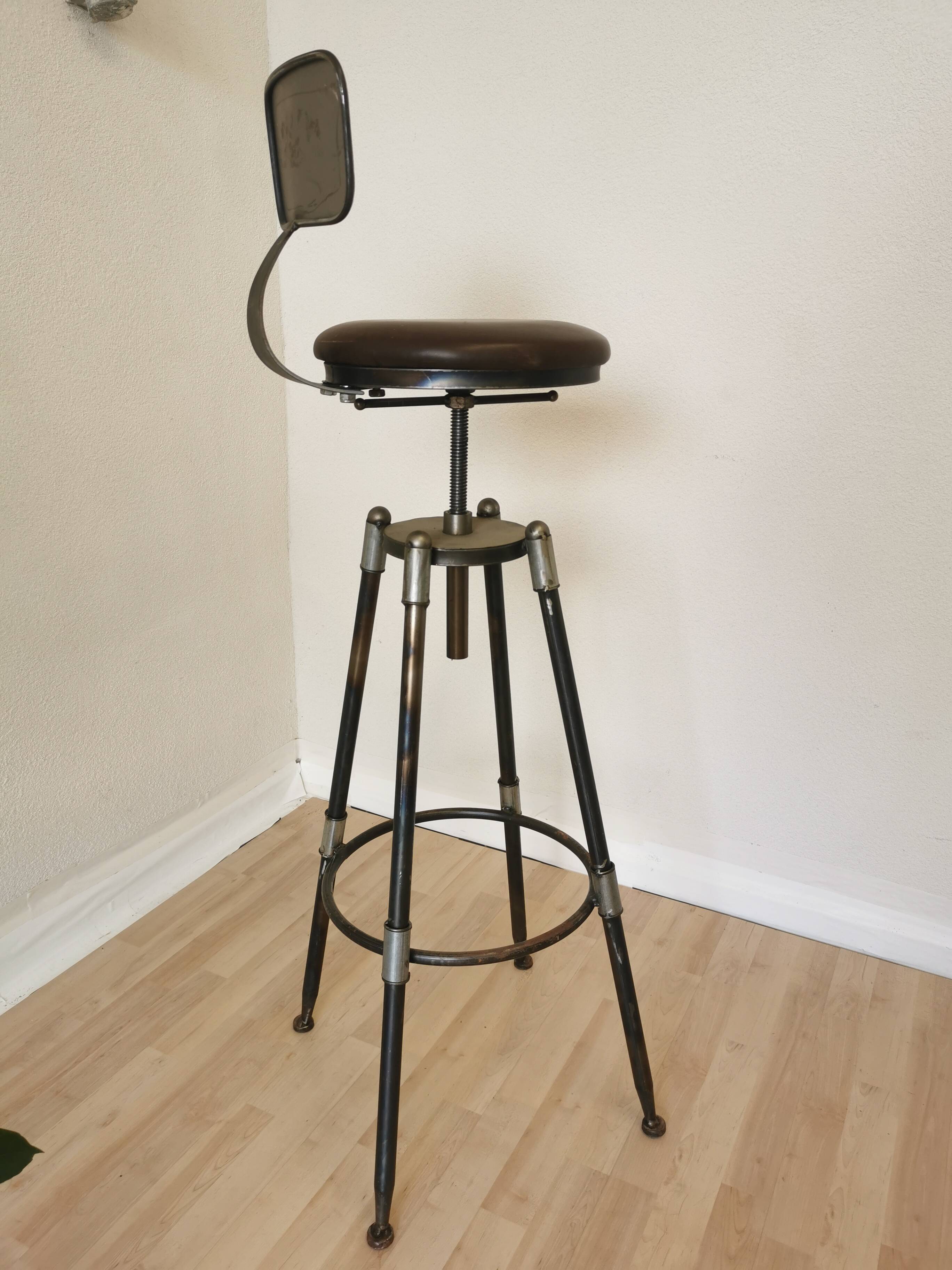 Chaise de bar vintage en métal faite à la main : siège pivotant en cuir à hauteur réglable