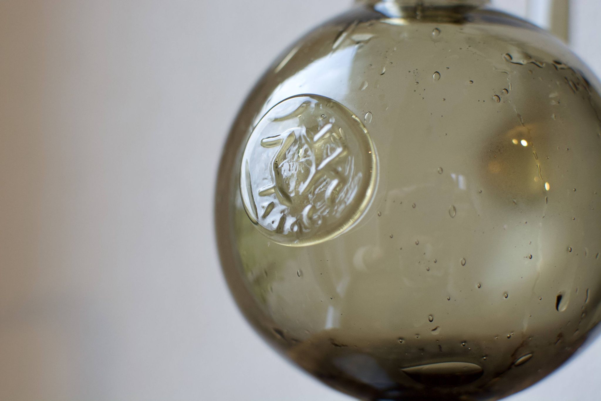 Carafe sur pieds en verre soufflé