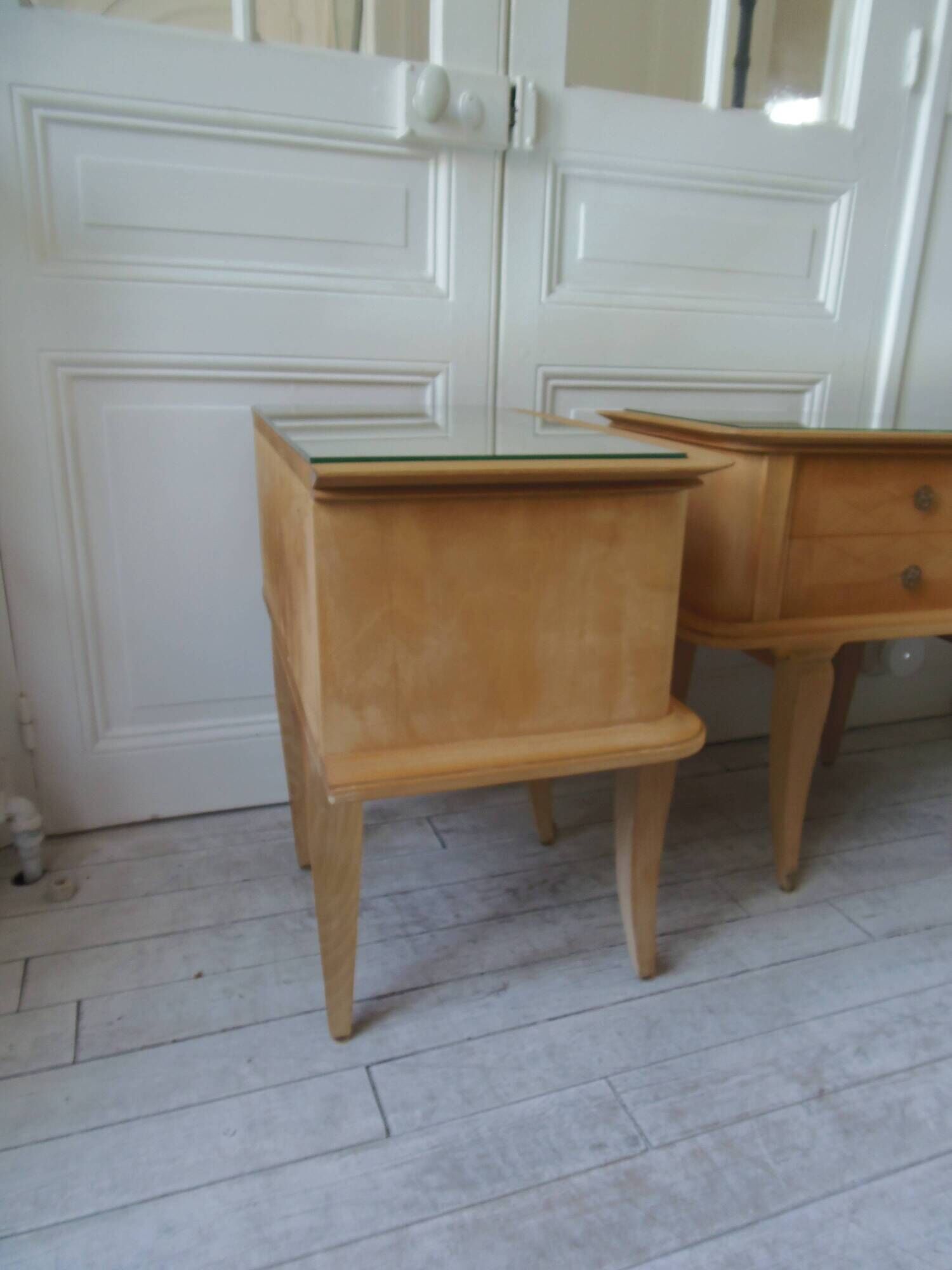 Paire de chevets vintages en bois brut , plateaux miroir.
