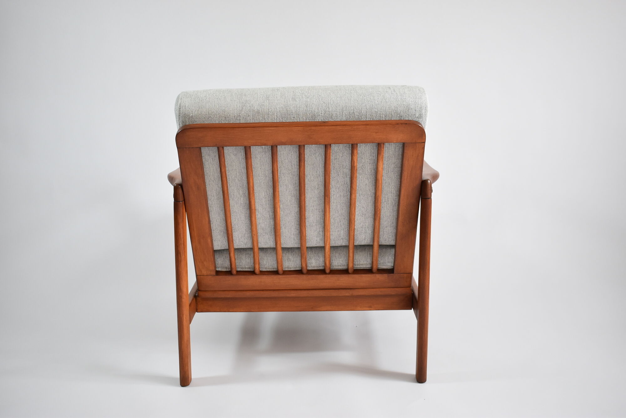 Fauteuil scandinave original des années 60, designer Z. Baczyk, couleur grise délicate, bois de teck
