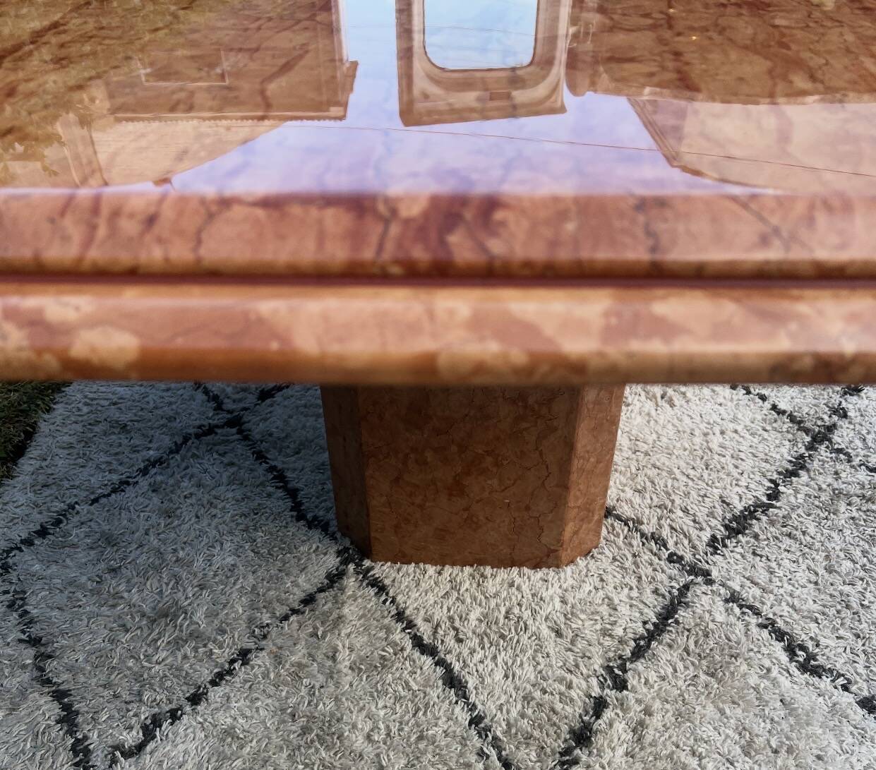 Large dining table in Rosso Alicante marble from the 70s-80s.