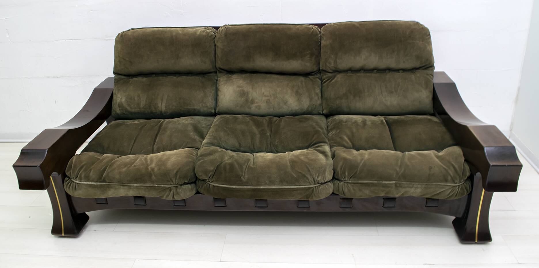 Luciano Frigerio Mid-Century Modern Italian Wood and Suede Sofa "Ussaro",70