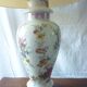 Lampe en porcelaine peinte à décor de fleurs