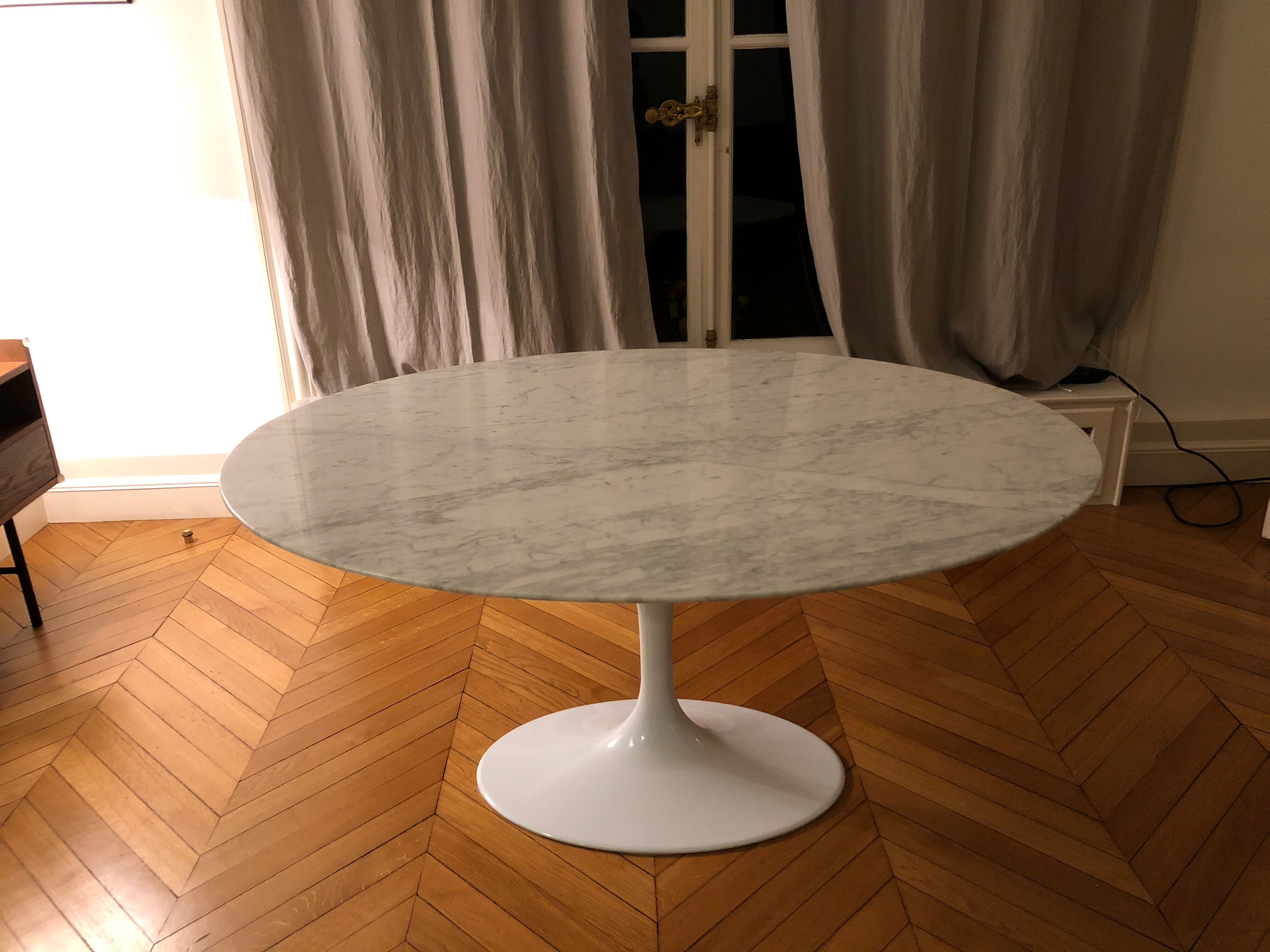 Table Tulip en marbre blanc ovale