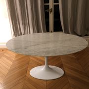 Table Tulip en marbre blanc ovale