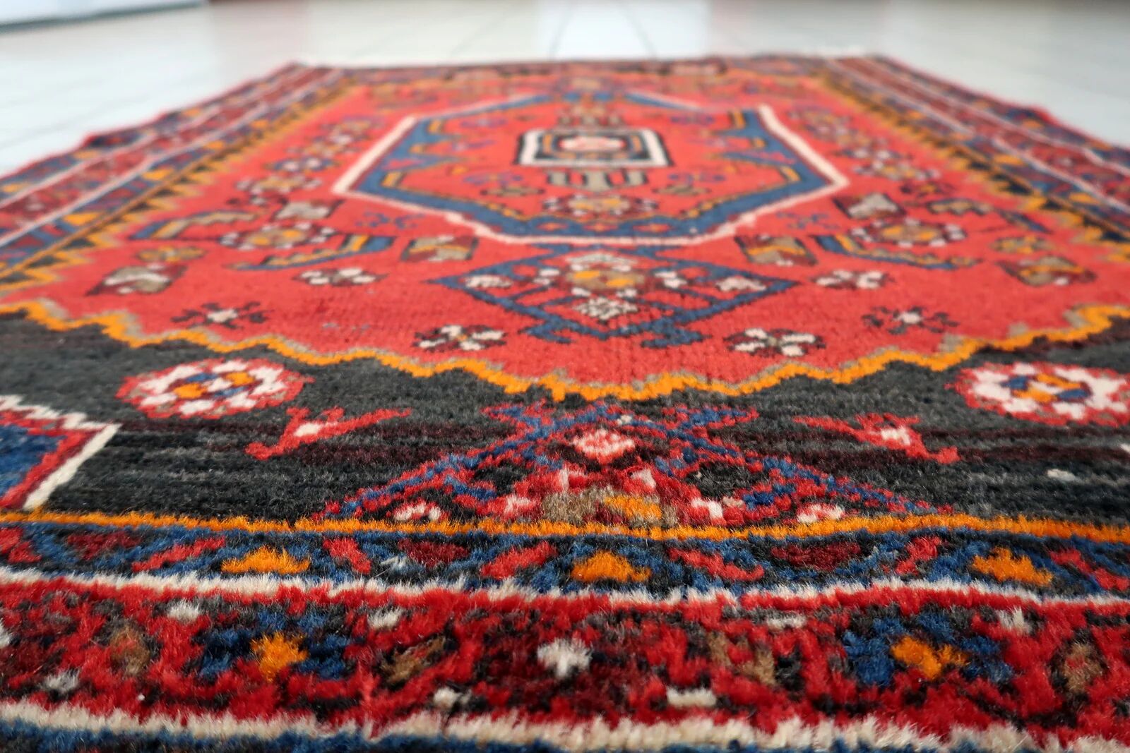 Vintage 1930s Persian Hamadan rug, geometric medallion, 105cm x 143cm (3'5" x 4'8") - 1C1276