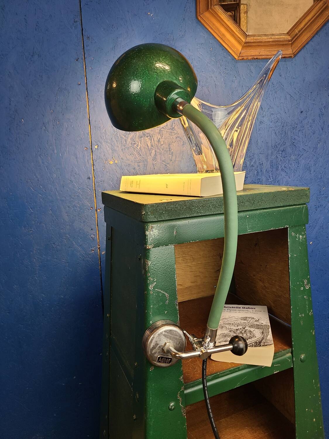 Articulated workshop lamp, magnetic adhesive
