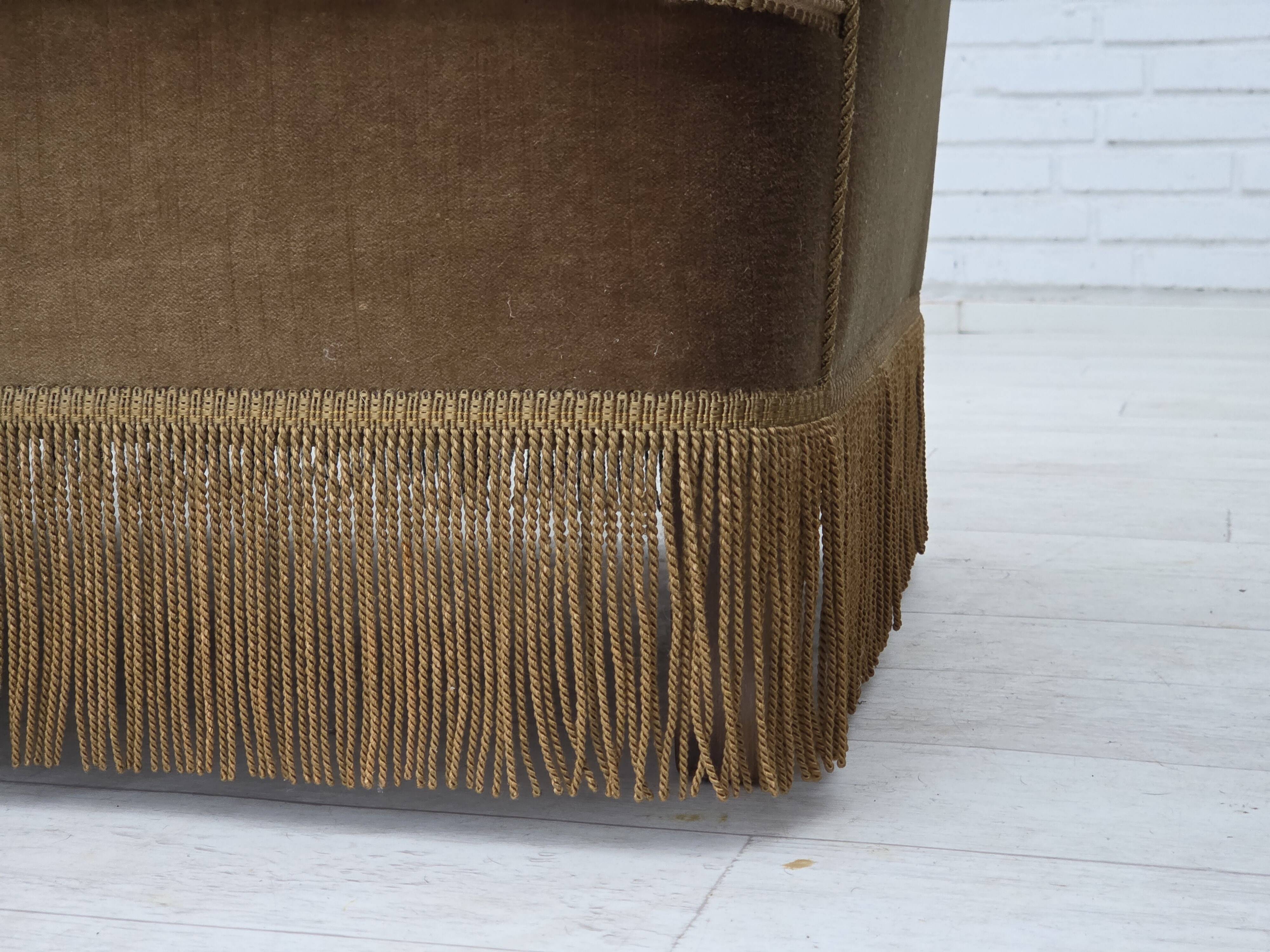 Canapé 3 places danois des années 1960, revêtement en velours vert olive, bois de hêtre.